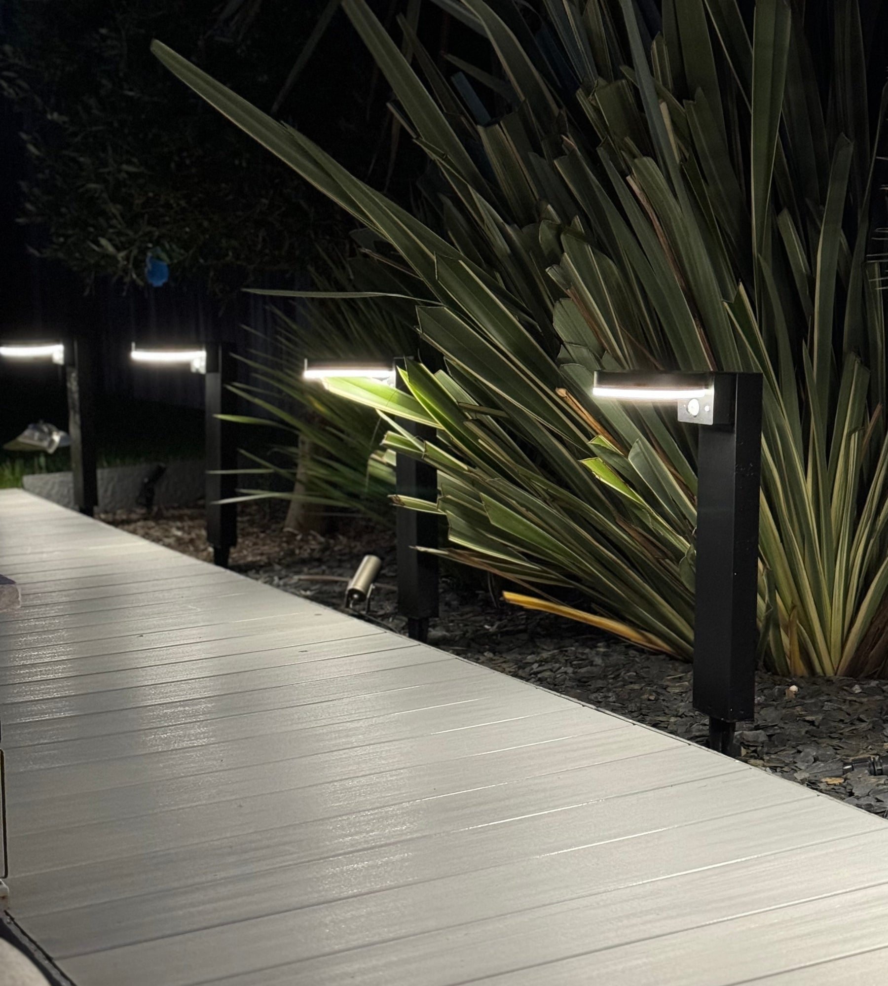 Borne Led solaire DAYTONA - Détecteur de mouvements - 3 modes d'éclairages 100 à 1000 lumens - Lumihome