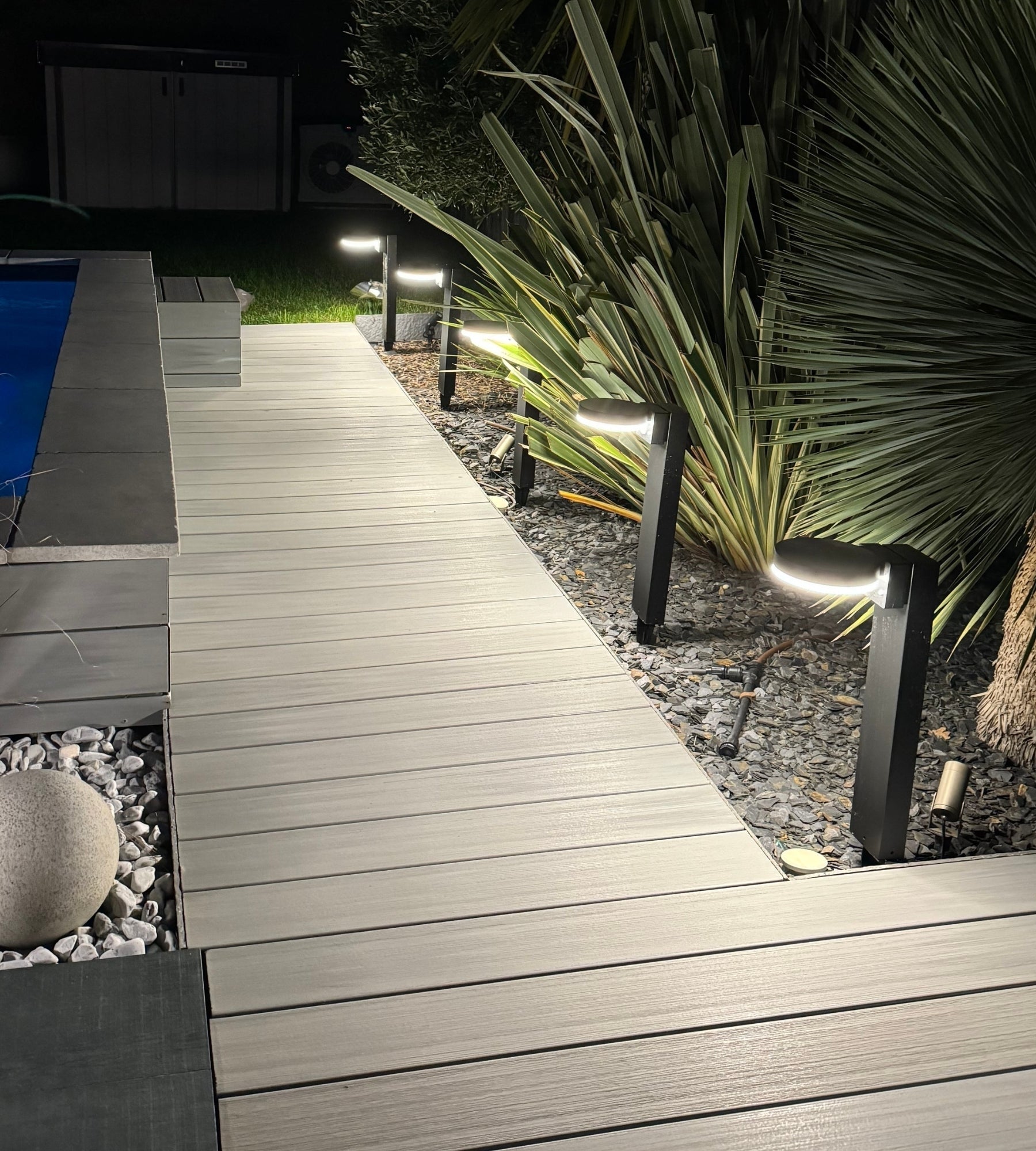 Borne Led solaire DAYTONA - Détecteur de mouvements - 3 modes d'éclairages 100 à 1000 lumens - Lumihome
