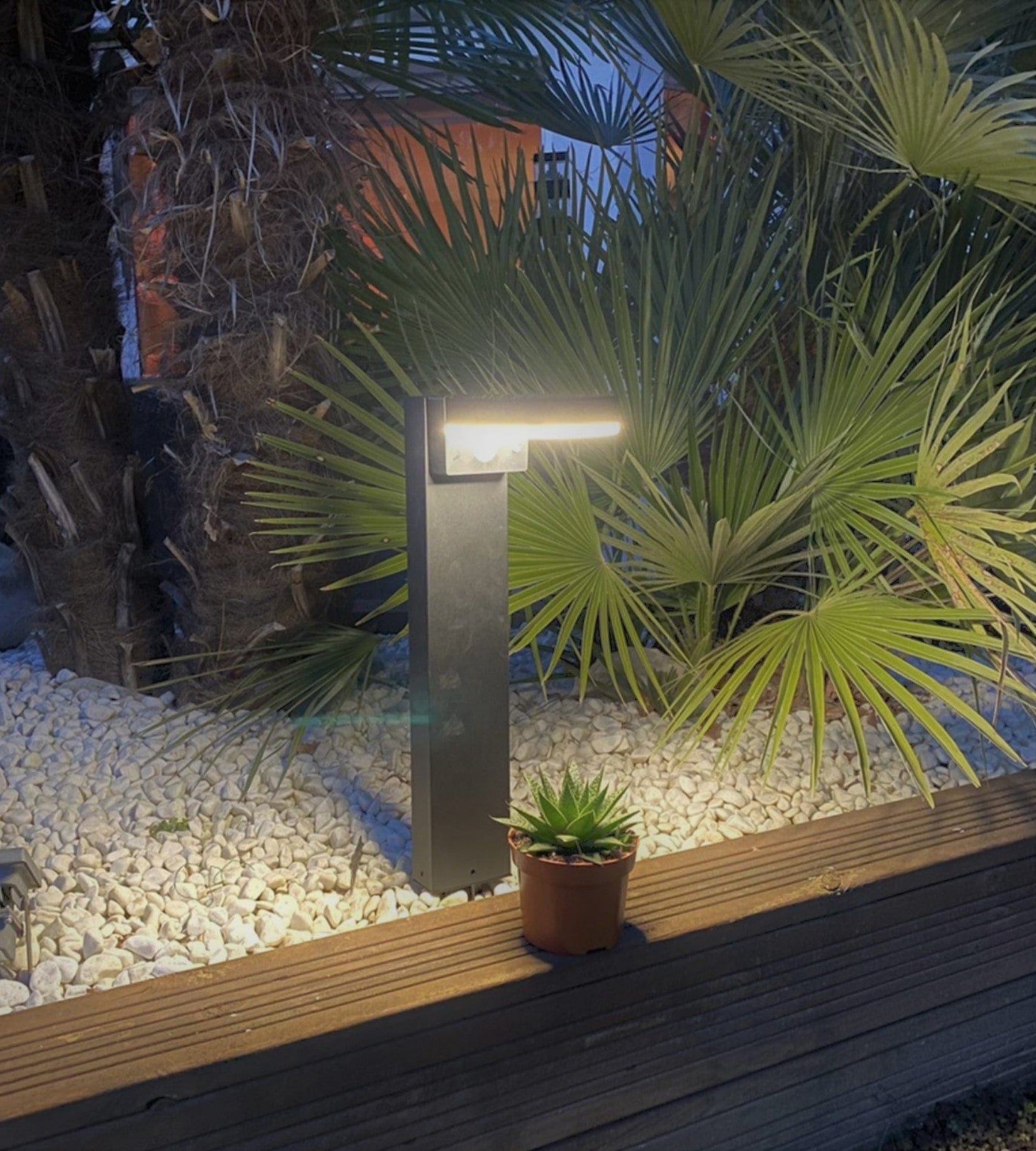 Borne Led solaire DAYTONA - Détecteur de mouvements - 3 modes d'éclairages 100 à 1000 lumens - Lumihome