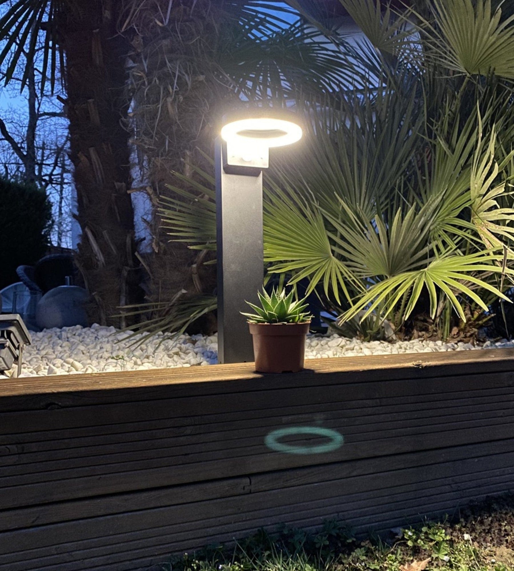 Borne Led solaire DAYTONA - Détecteur de mouvements - 3 modes d'éclairages 100 à 1000 lumens