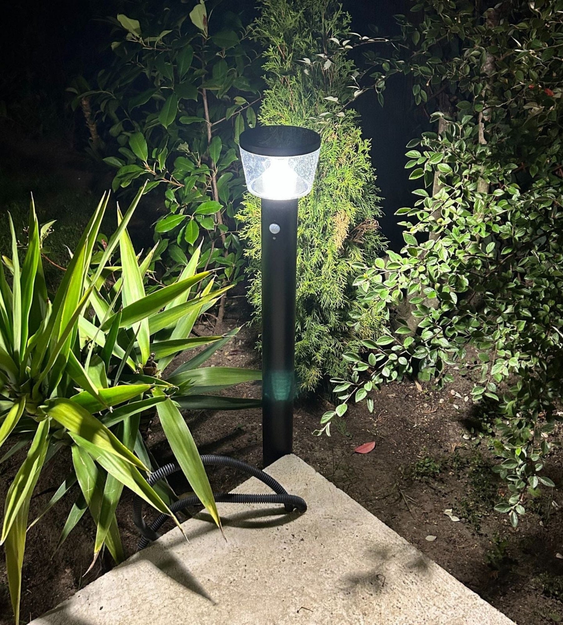 Borne Led solaire DUBLIN - Détecteur de mouvements - 3 modes d'éclairages 100 à 1000 lumens