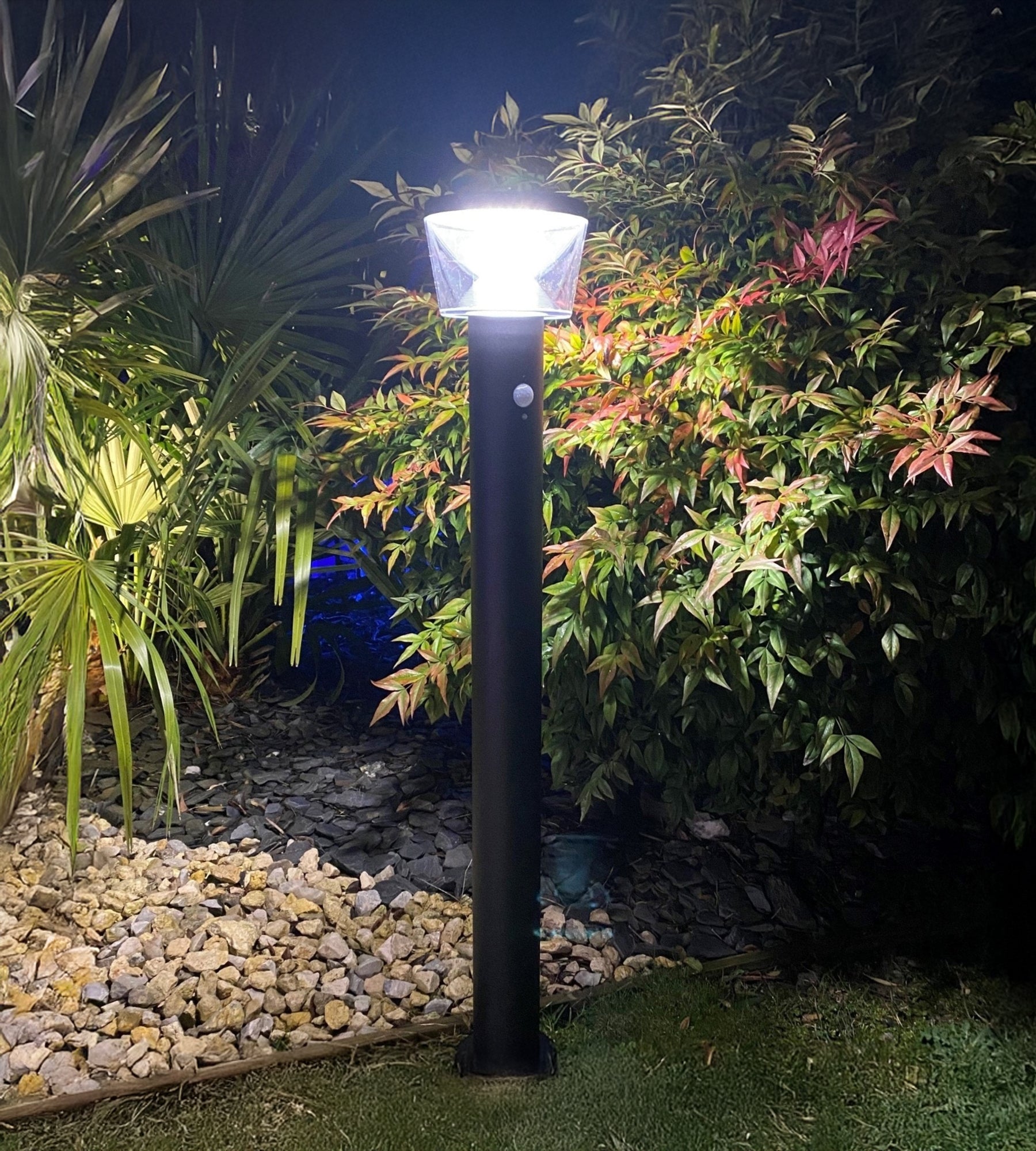 Borne Led solaire DUBLIN - Détecteur de mouvements - 3 modes d'éclairages 100 à 1000 lumens