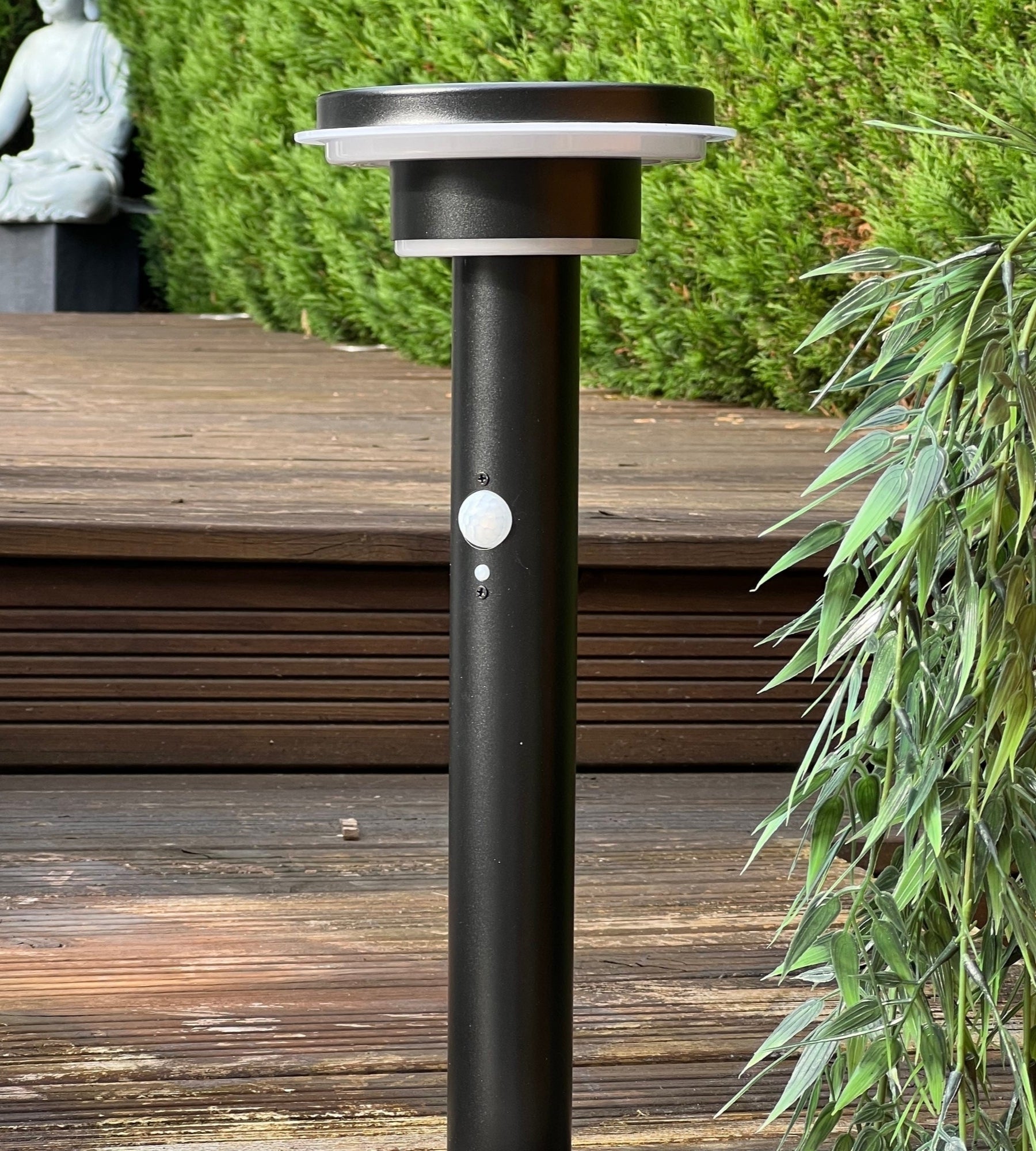 Borne Led solaire GENOVA - Détecteur de mouvements - 3 modes d'éclairage 100 à 1000 lumens - Lumihome