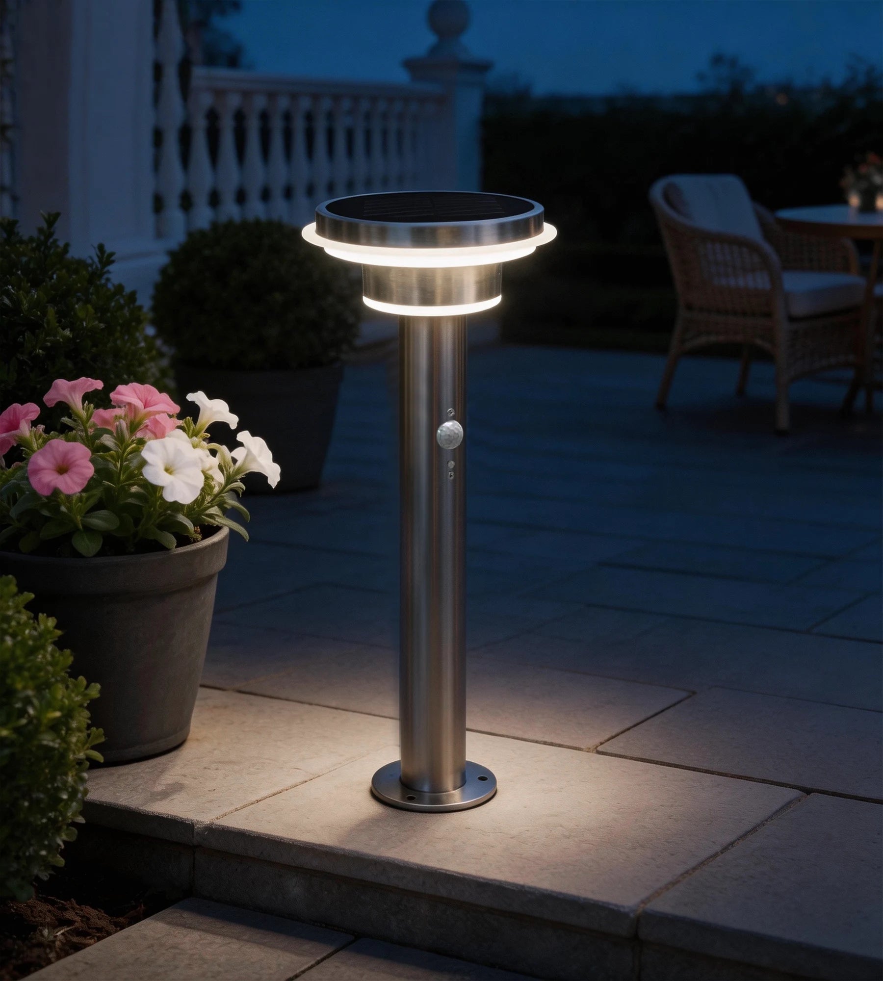 Borne Led solaire GENOVA - Détecteur de mouvements - 3 modes d'éclairage 100 à 1000 lumens - Lumihome