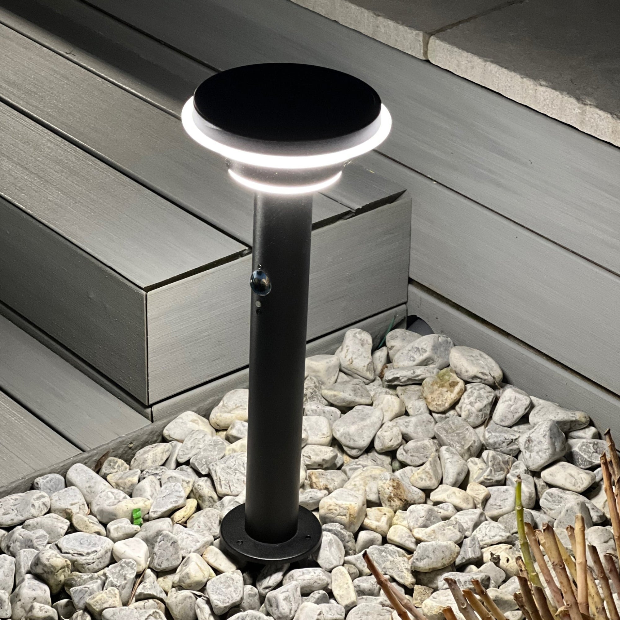 Borne Led solaire GENOVA - Détecteur de mouvements - 3 modes d'éclairage 100 à 1000 lumens - Lumihome