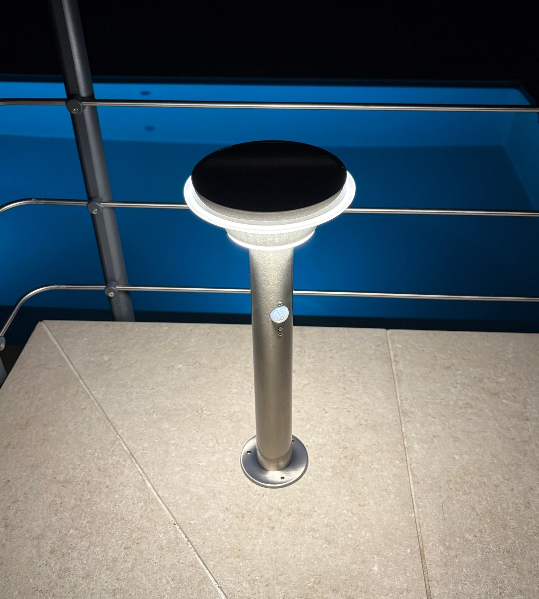Borne Led solaire GENOVA - Détecteur de mouvements - 3 modes d'éclairage 100 à 1000 lumens - Lumihome