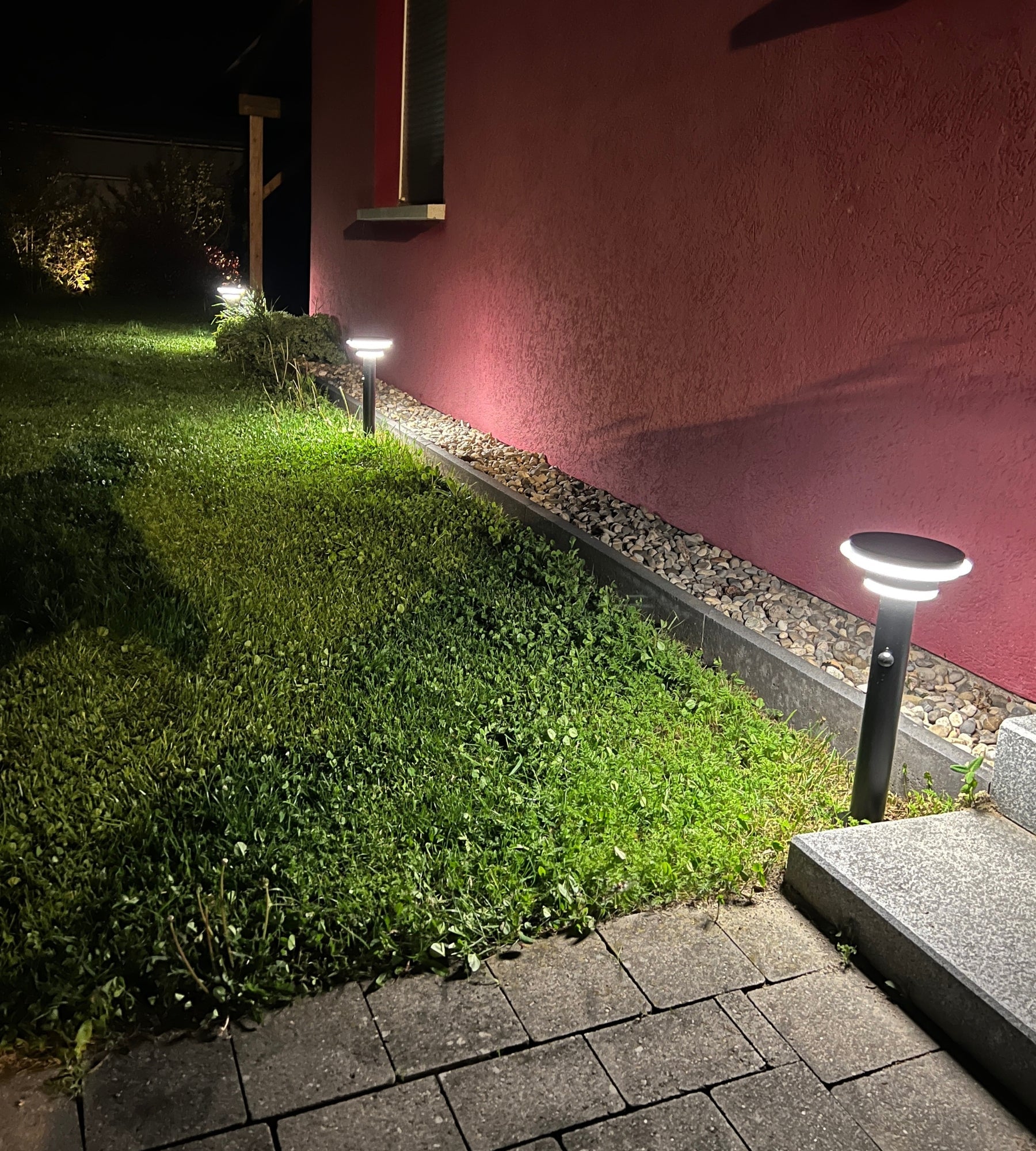 Borne Led solaire GENOVA - Détecteur de mouvements - 3 modes d'éclairage 100 à 1000 lumens - Lumihome