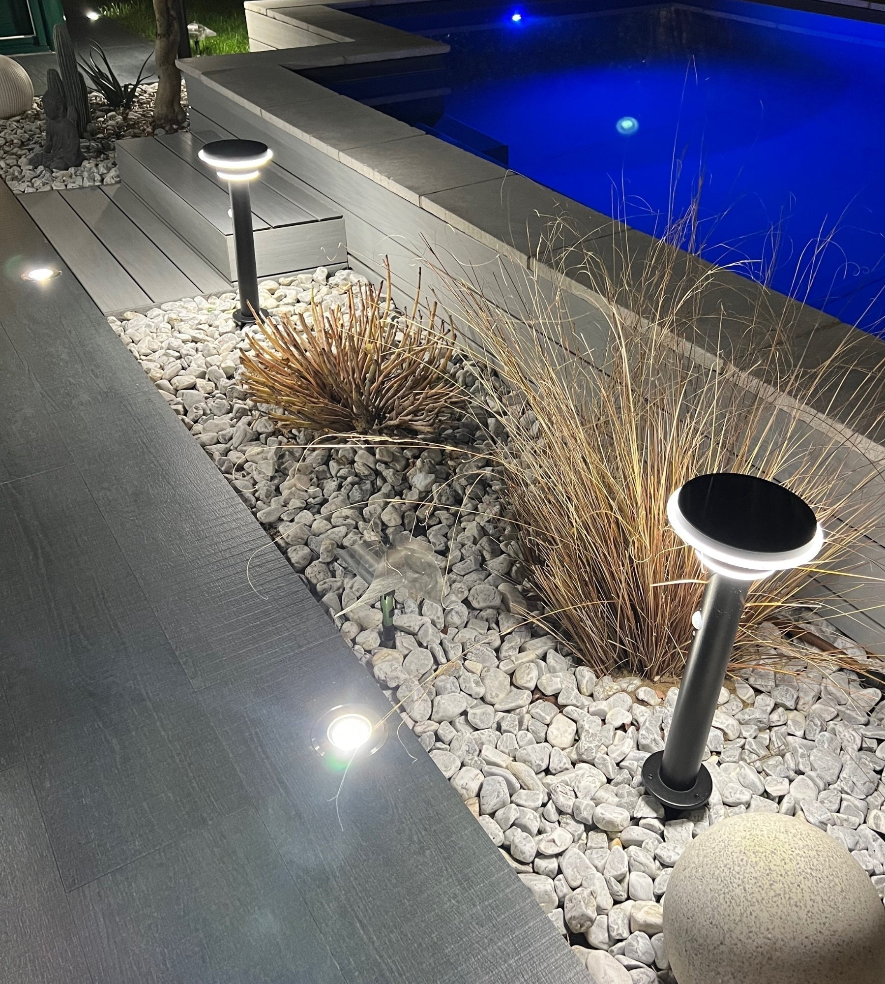 Borne Led solaire GENOVA - Détecteur de mouvements - 3 modes d'éclairage 100 à 1000 lumens - Lumihome