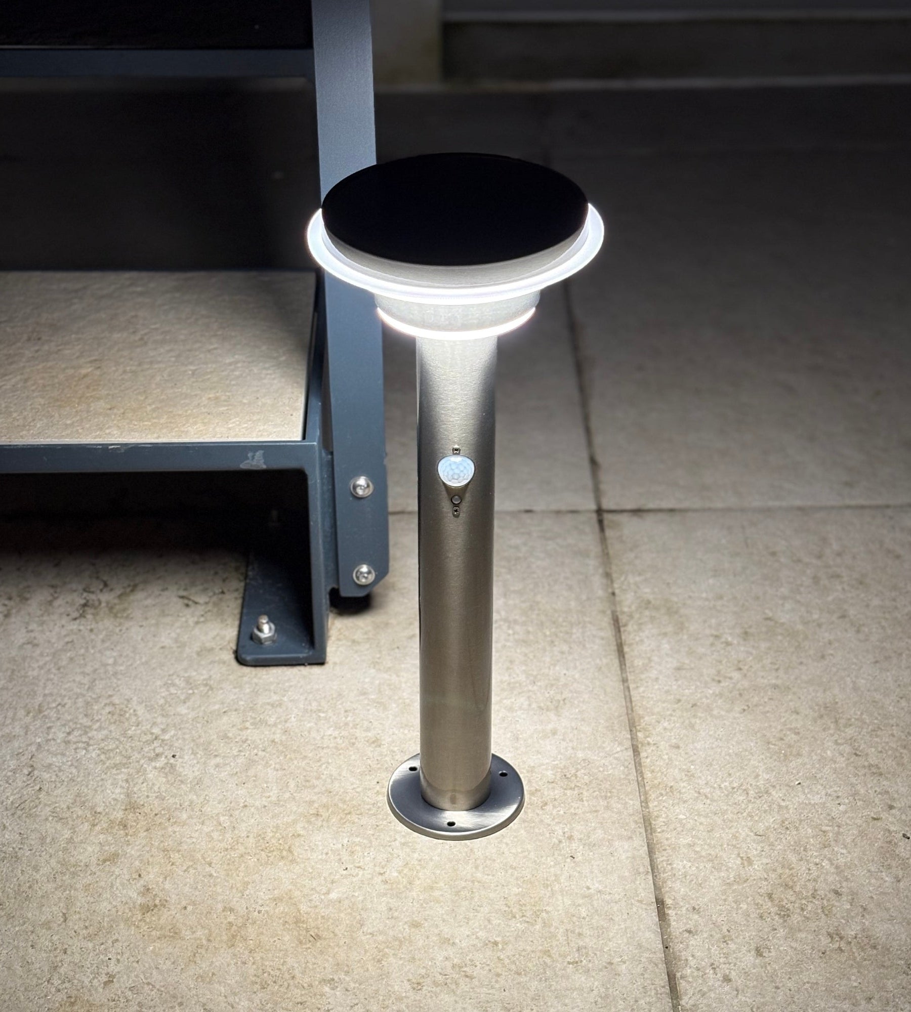 Borne Led solaire GENOVA - Détecteur de mouvements - 3 modes d'éclairage 100 à 1000 lumens - Lumihome