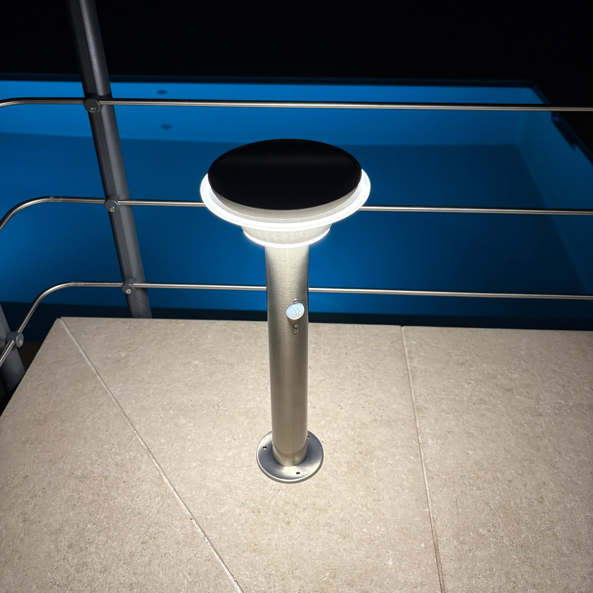 Borne Led solaire GENOVA - Détecteur de mouvements - 3 modes d'éclairage 100 à 1000 lumens - Lumihome