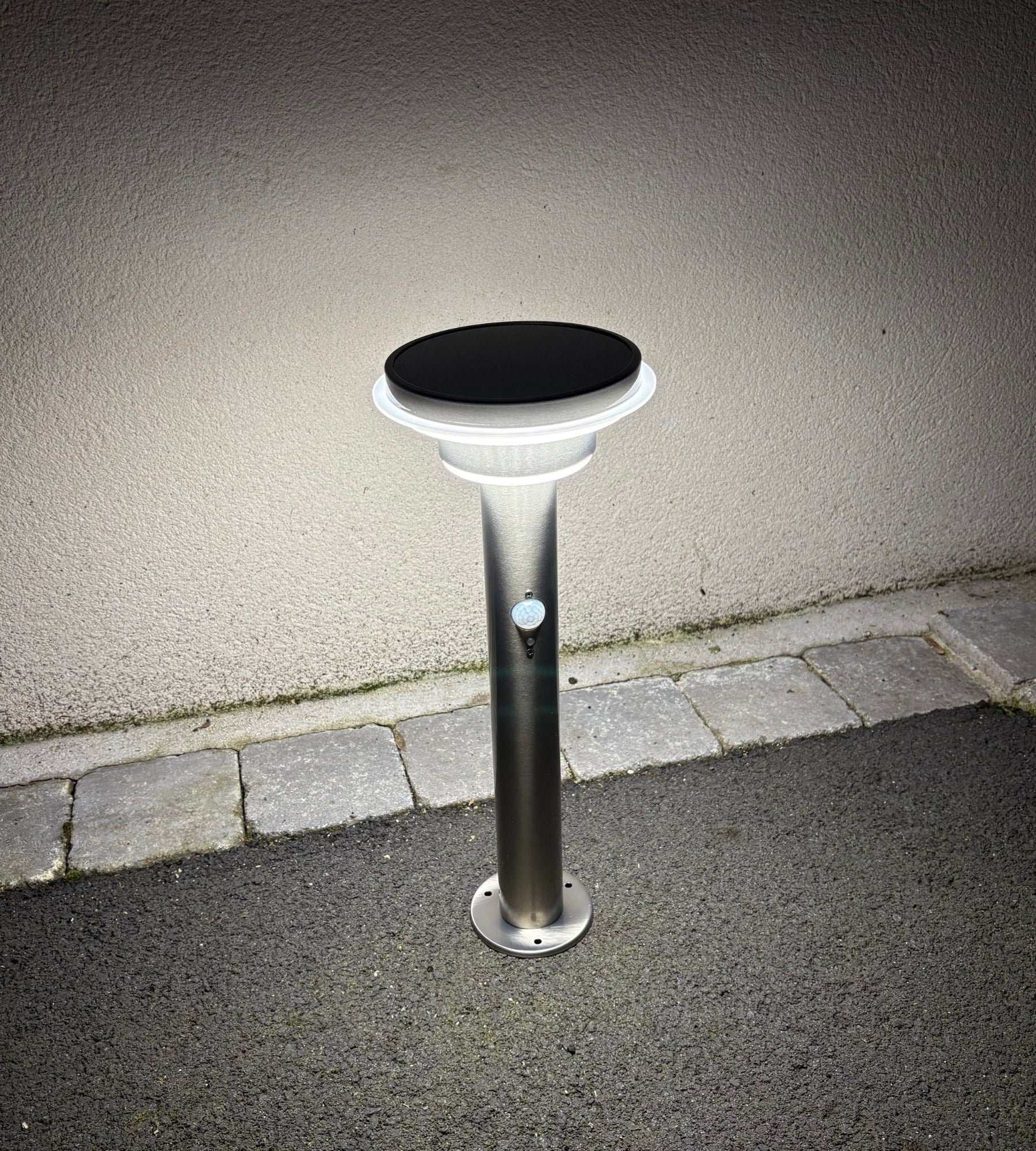 Borne Led solaire GENOVA - Détecteur de mouvements - 3 modes d'éclairage 100 à 1000 lumens - Lumihome