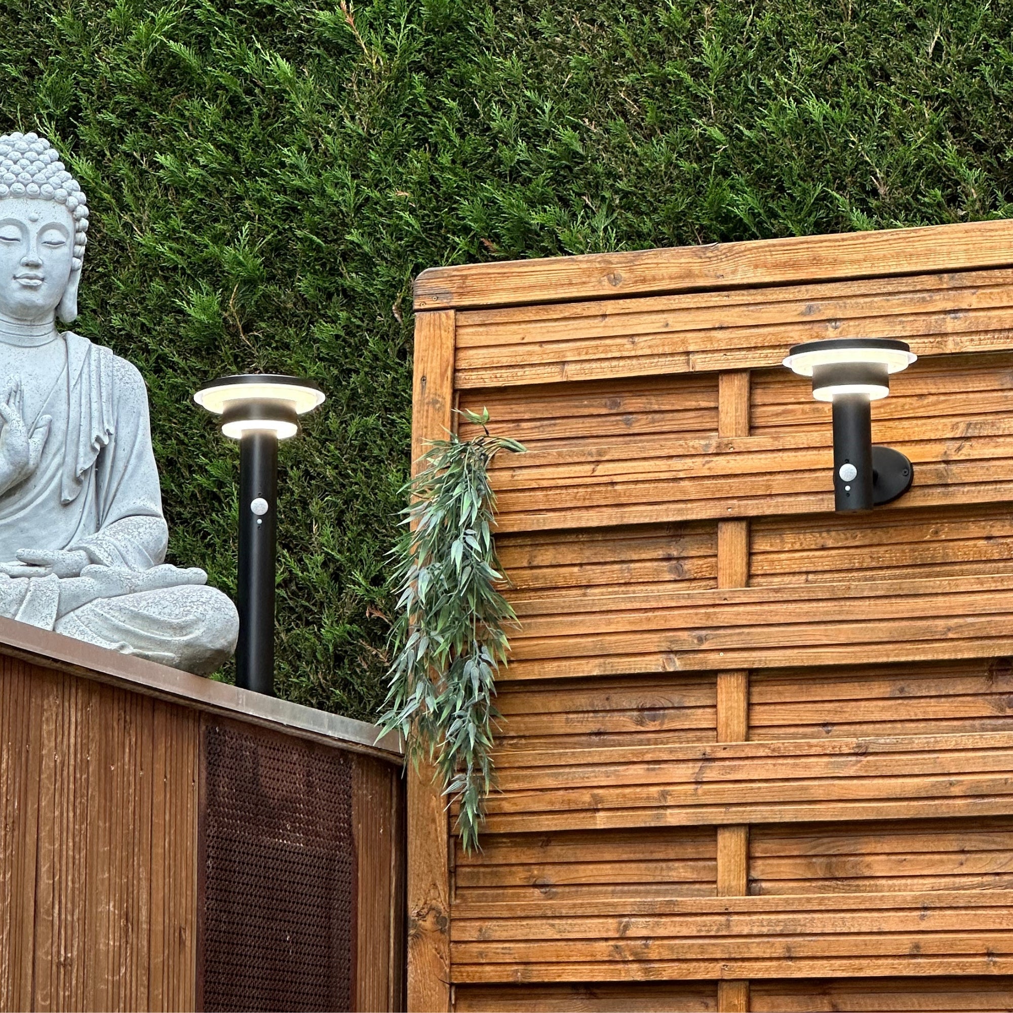 Borne Led solaire GENOVA - Détecteur de mouvements - 3 modes d'éclairage 75 à 600 lumens - Lumihome