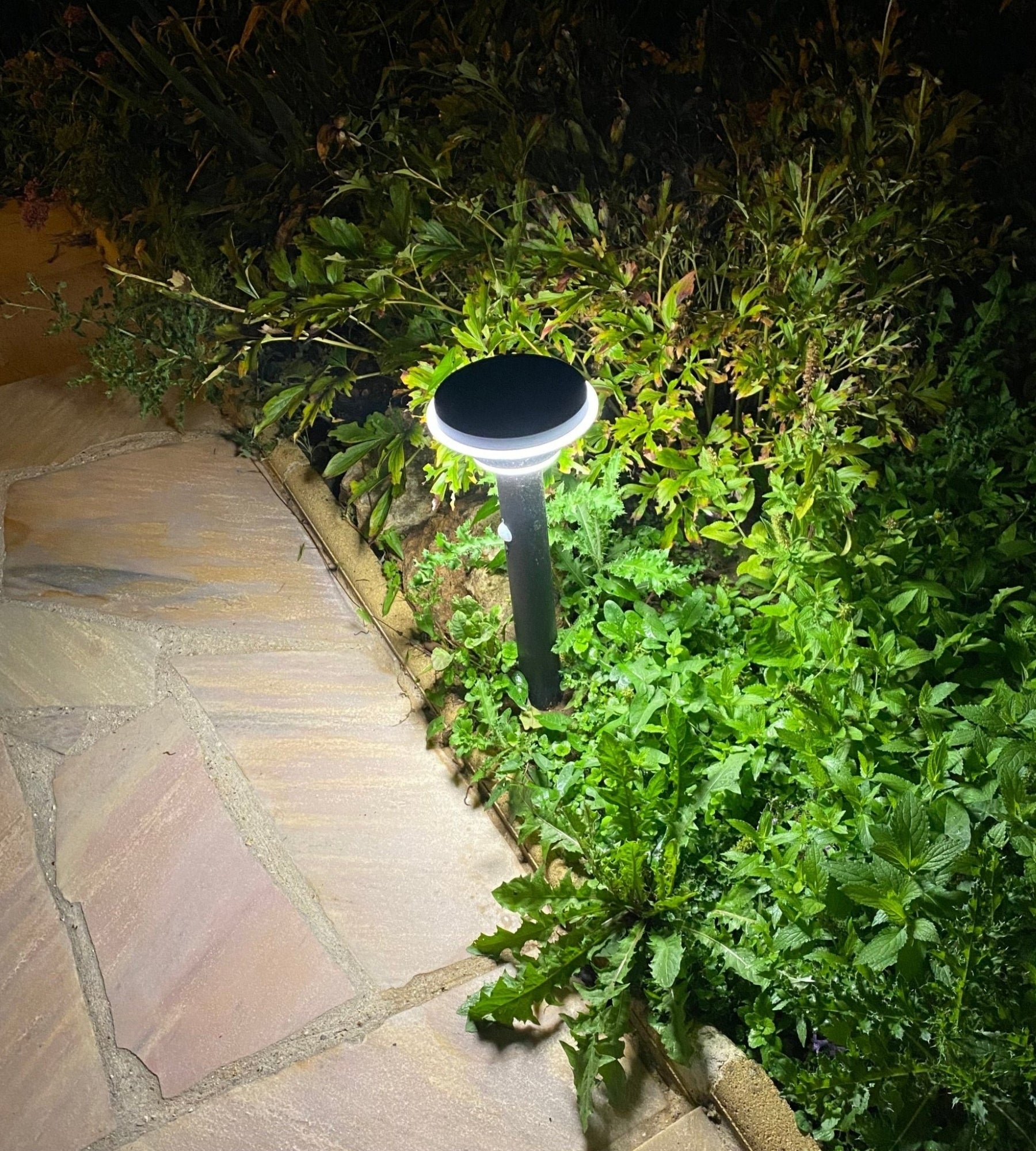 Borne Led solaire GENOVA - Détecteur de mouvements - 3 modes d'éclairage 100 à 1000 lumens