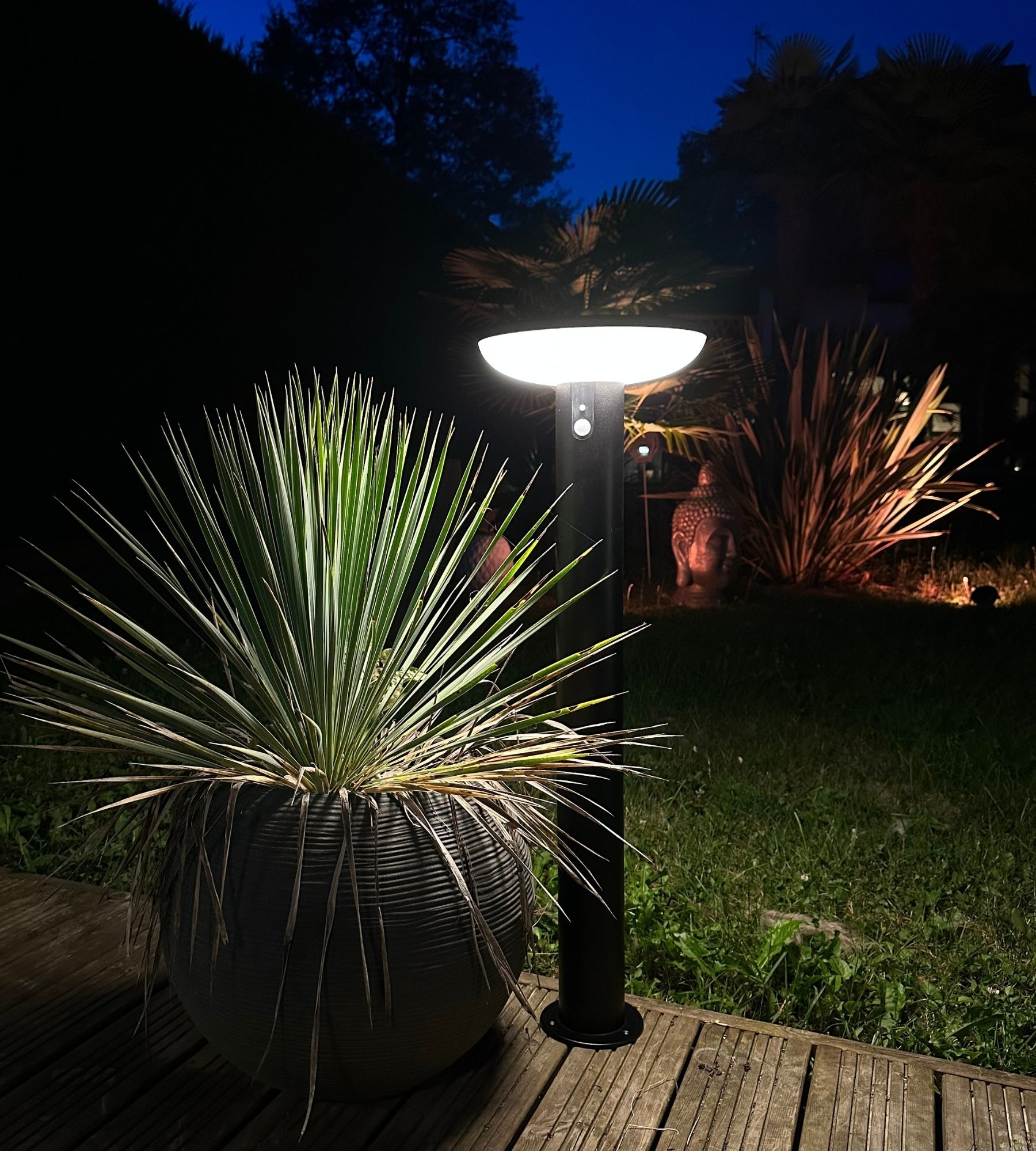 Borne Led solaire HALO - Détecteur de mouvements - 3 modes d'éclairages 100 à 1000 lumens - Lumihome