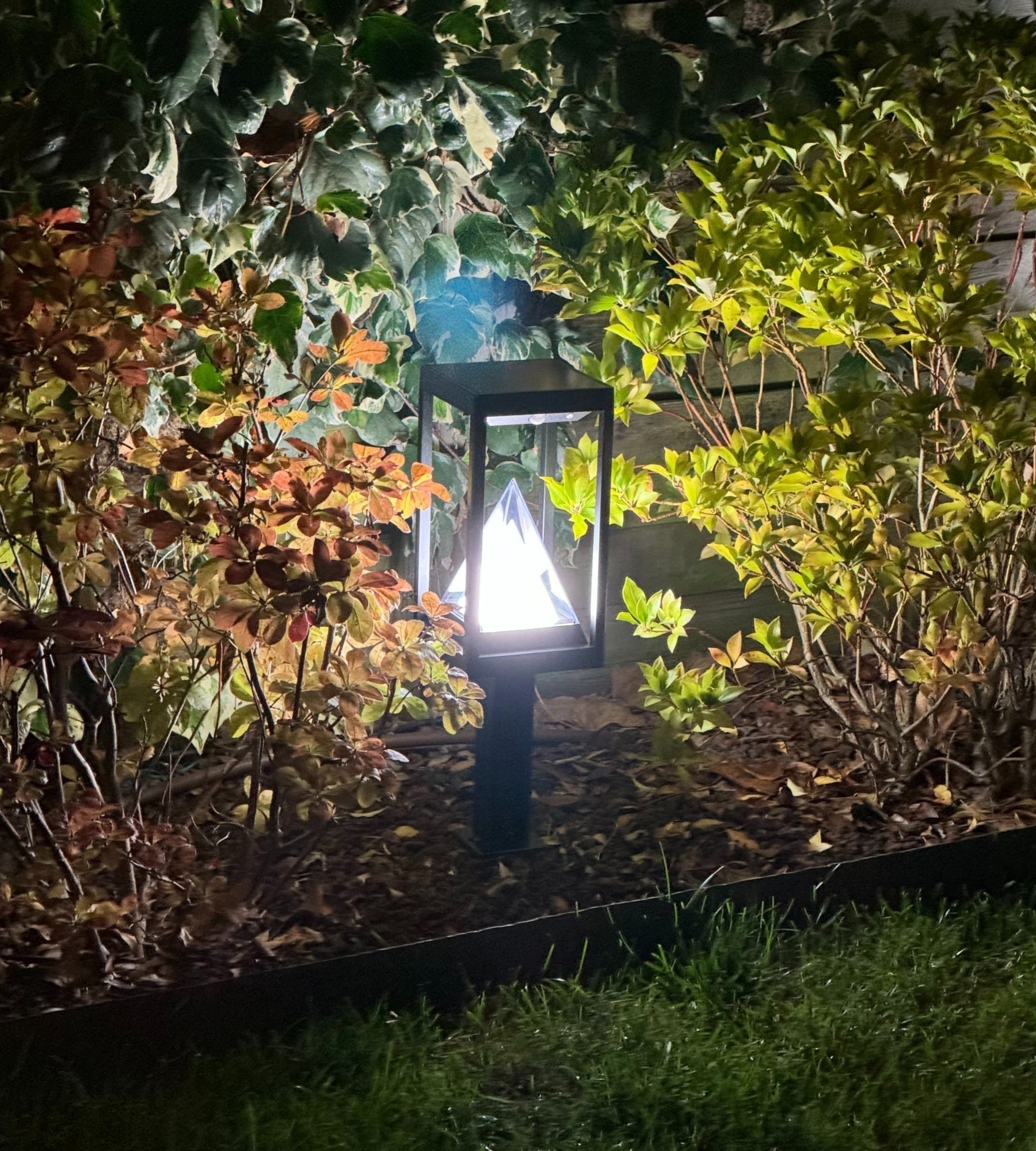 Borne Led solaire KEOPS - Détecteur de mouvements - 3 modes d'éclairages 75 à 600 lumens - Lumihome
