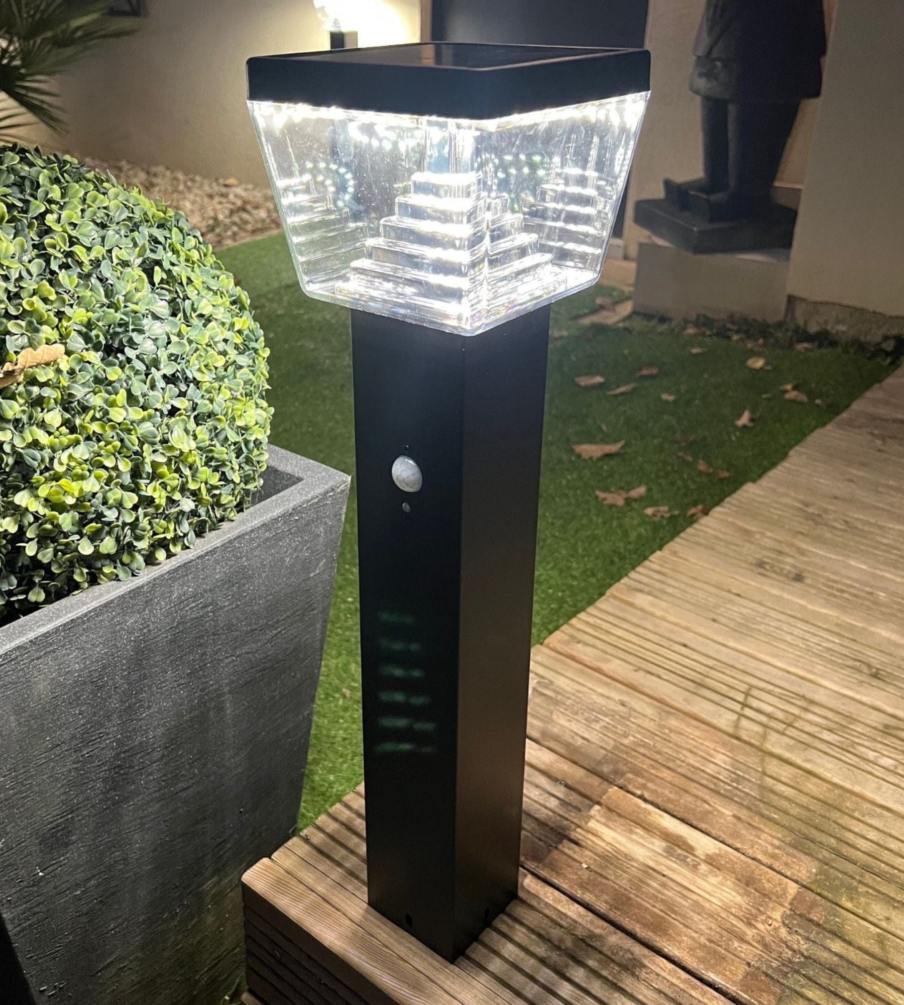 Borne Led solaire LIBERTY - Détecteur de mouvements - 3 modes d'éclairages 100 à 1000 lumens