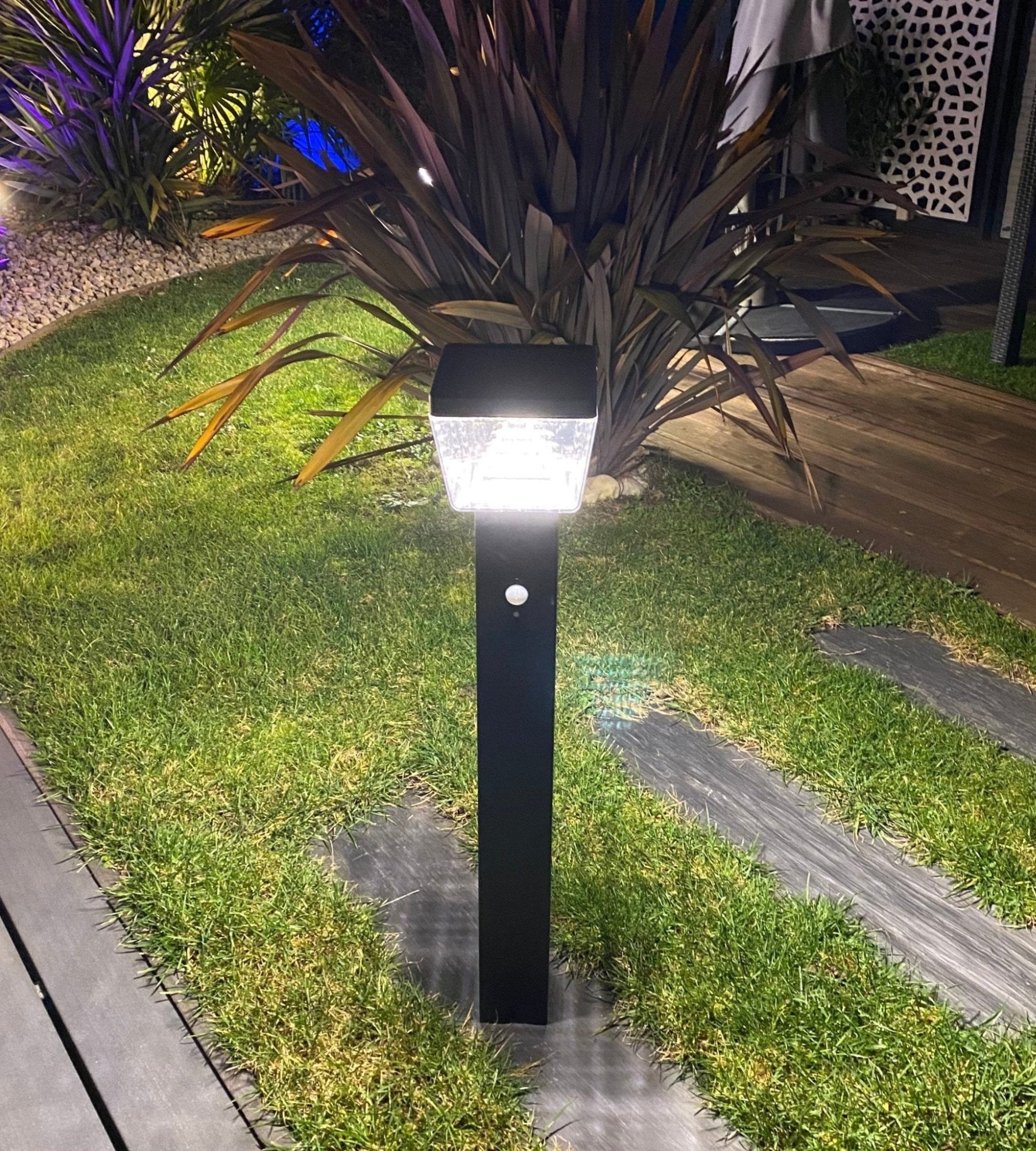 Borne Led solaire LIBERTY - Détecteur de mouvements - 3 modes d'éclairages 100 à 1000 lumens