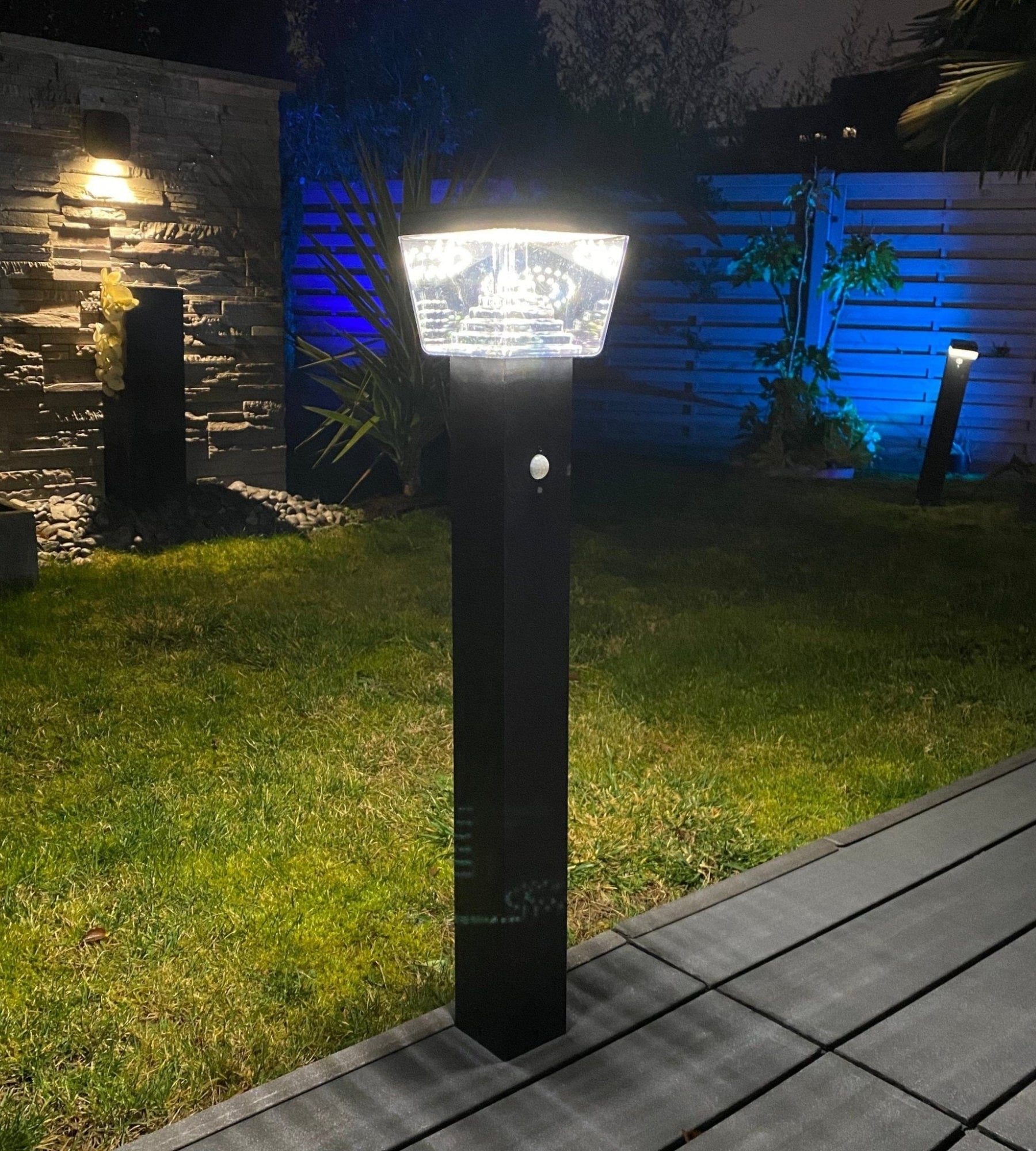 Borne Led solaire LIBERTY - Détecteur de mouvements - 3 modes d'éclairages 100 à 1000 lumens