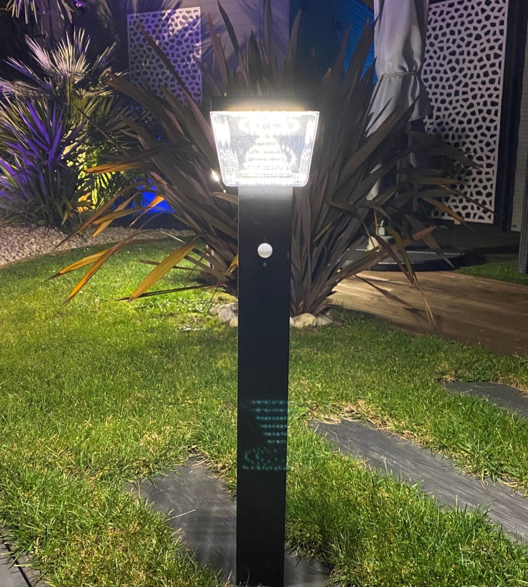 Borne Led solaire LIBERTY - Détecteur de mouvements - 3 modes d'éclairages 100 à 1000 lumens