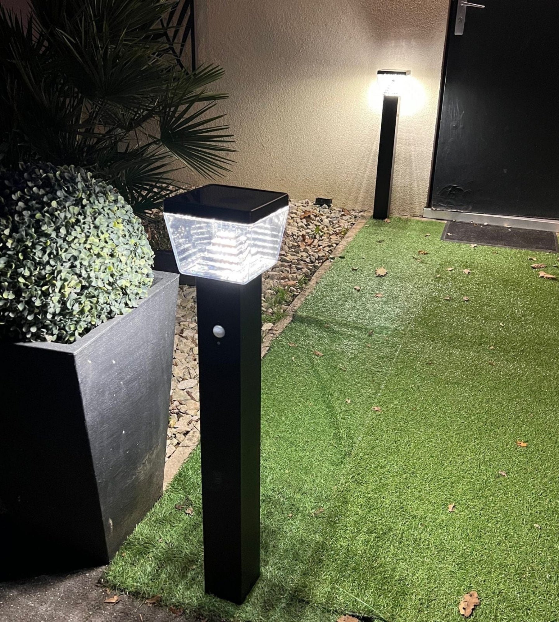 Borne Led solaire LIBERTY - Détecteur de mouvements - 3 modes d'éclairages 100 à 1000 lumens