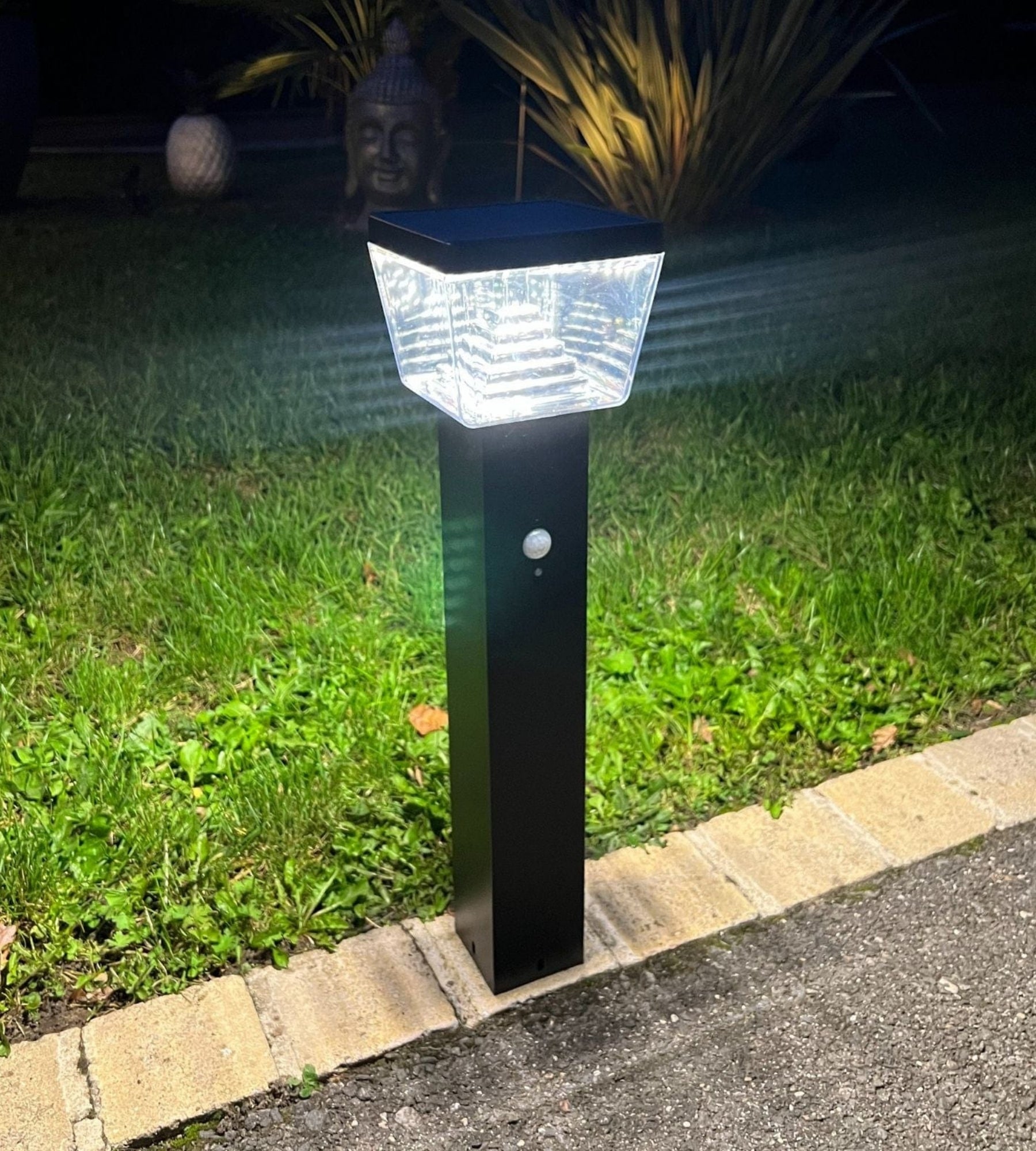 Borne Led solaire LIBERTY - Détecteur de mouvements - 3 modes d'éclairages 100 à 1000 lumens