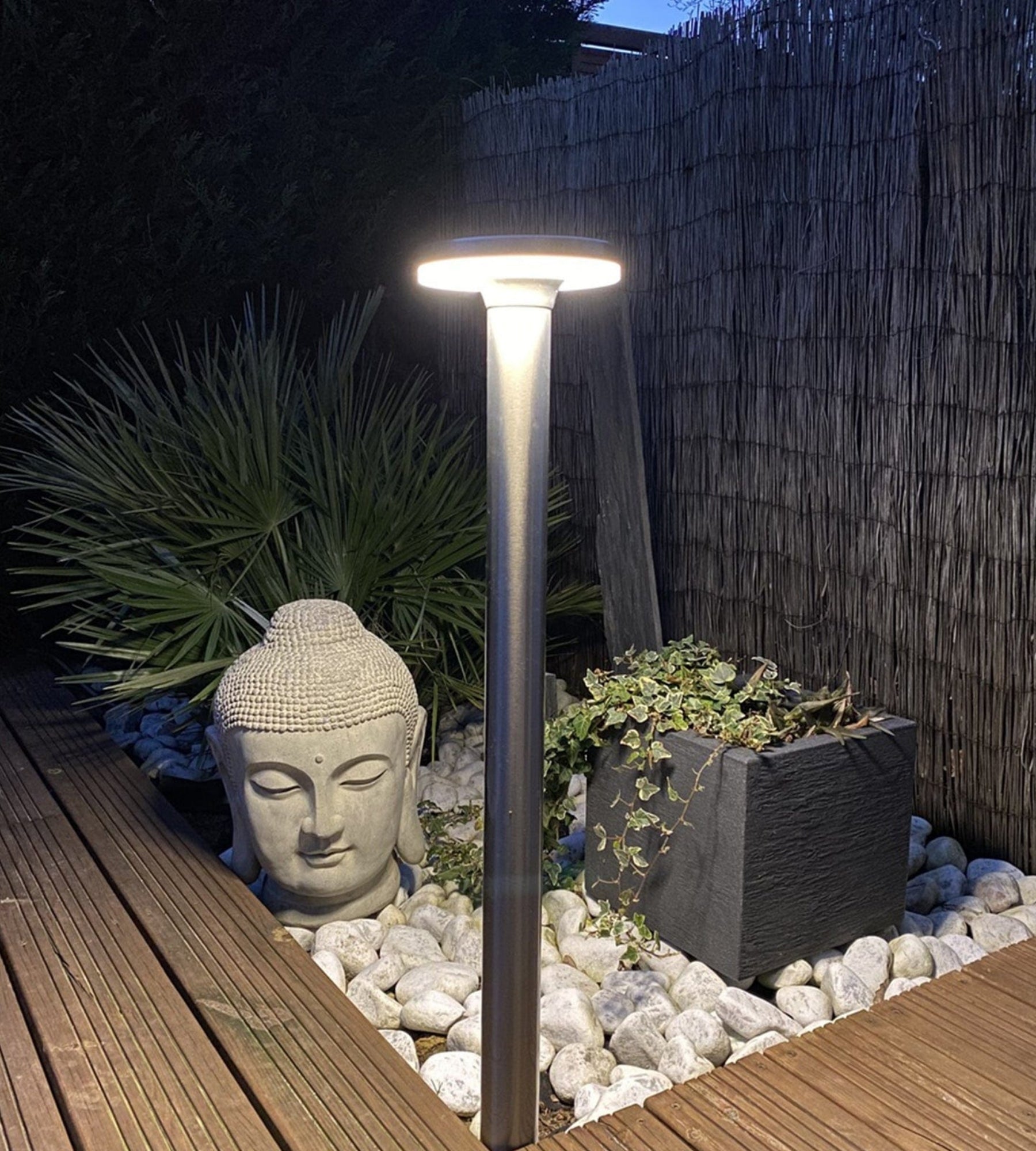 Borne Led solaire LIVING - Détecteur de mouvements - 3 modes d'éclairages 75 à 600 lumens