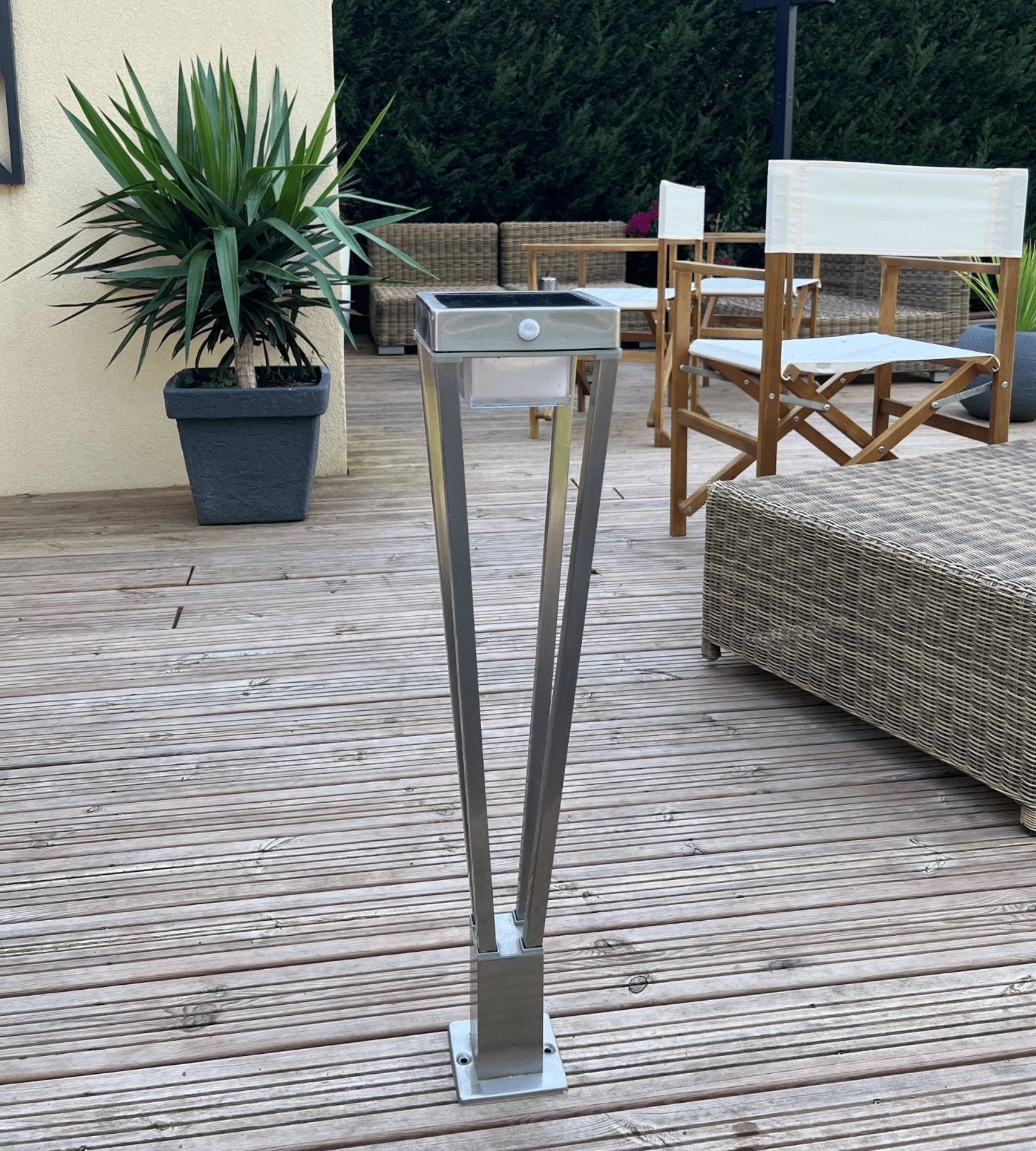 Borne Led solaire LUXOR - Détecteur de mouvements - 3 modes d'éclairages 75 à 600 lumens