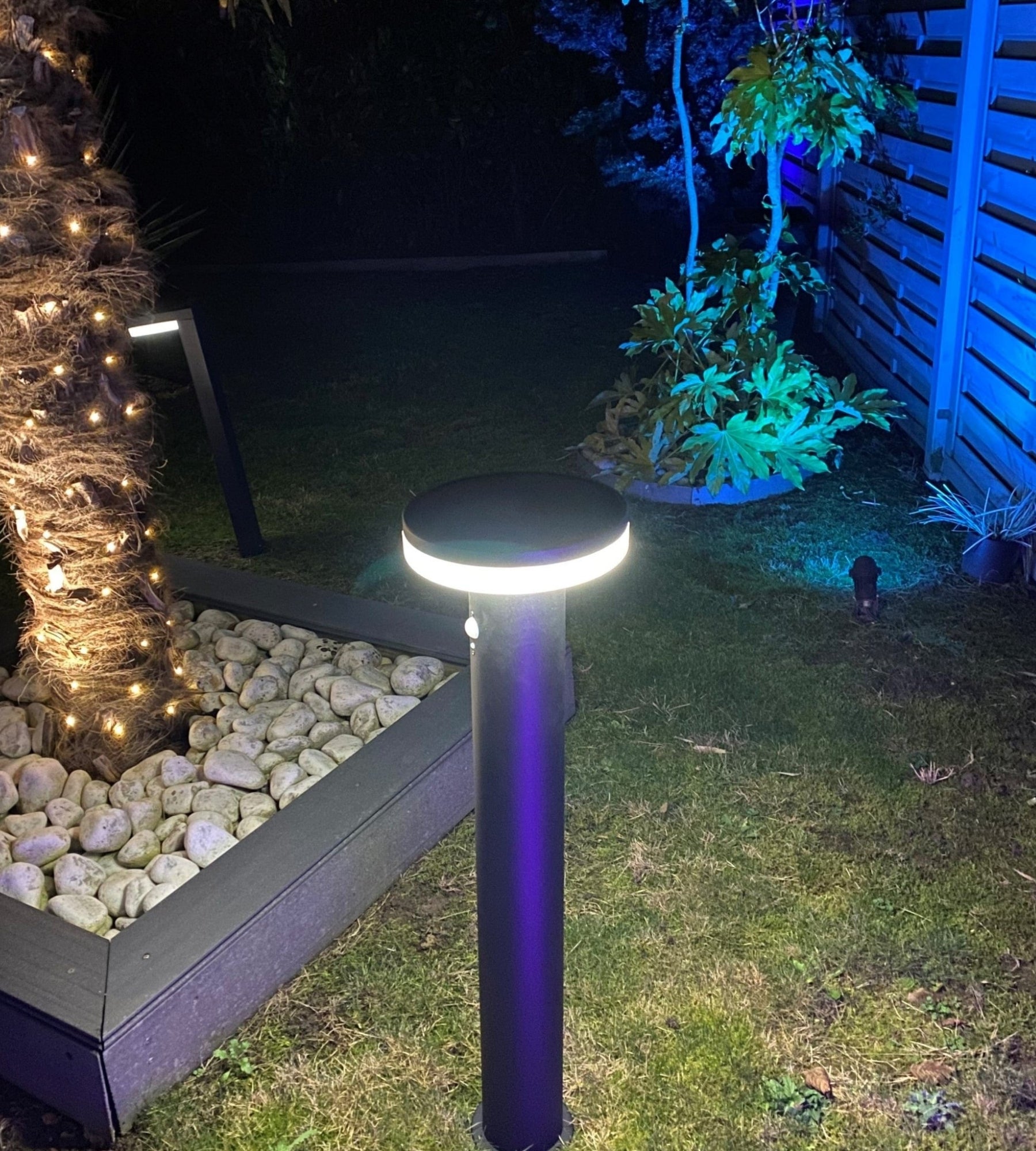 Borne Led solaire ALTO - Détecteur de mouvements - 3 modes d'éclairage de 150 à 1000 lumens