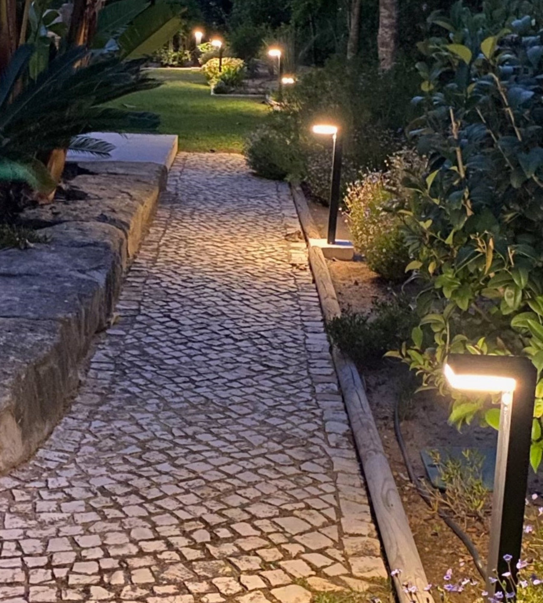Borne Led Solaire VENUS - Détecteur de mouvements - 3 modes d'éclairage 75 à 600 lumens - Lumihome