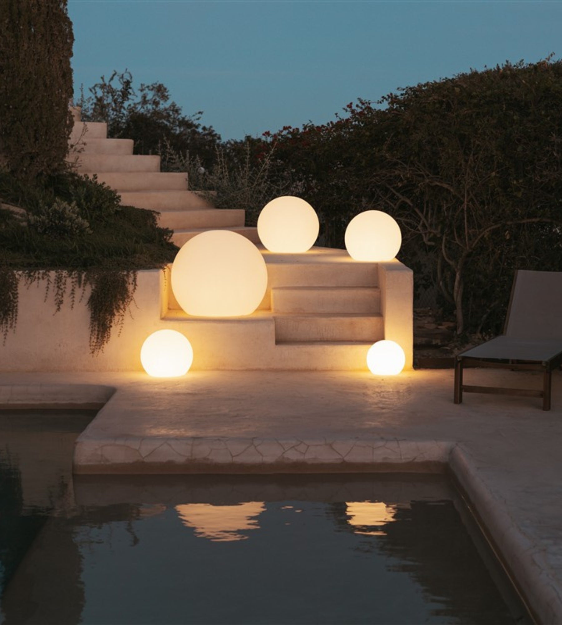 Boule lumineuse solaire et rechargeable BULY - RGB+CCT télécommandable - Extérieur et Intérieur - Lumihome