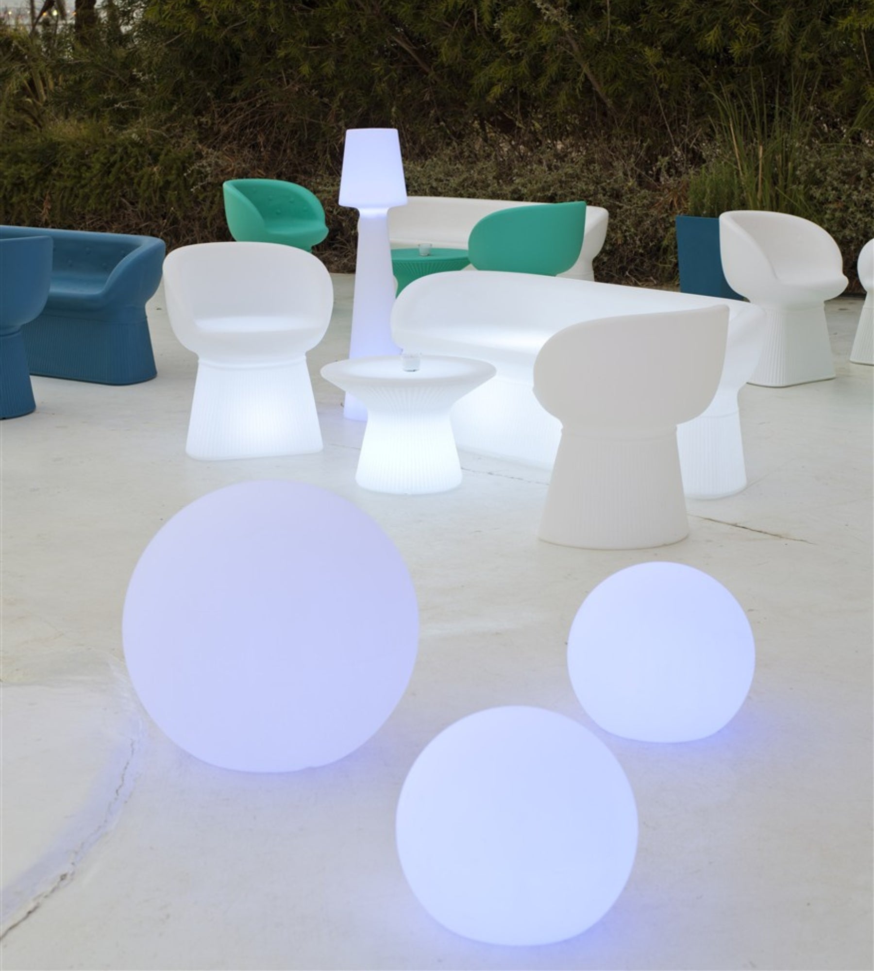 Boule lumineuse solaire et rechargeable BULY - RGB+CCT télécommandable - Extérieur et Intérieur - Lumihome