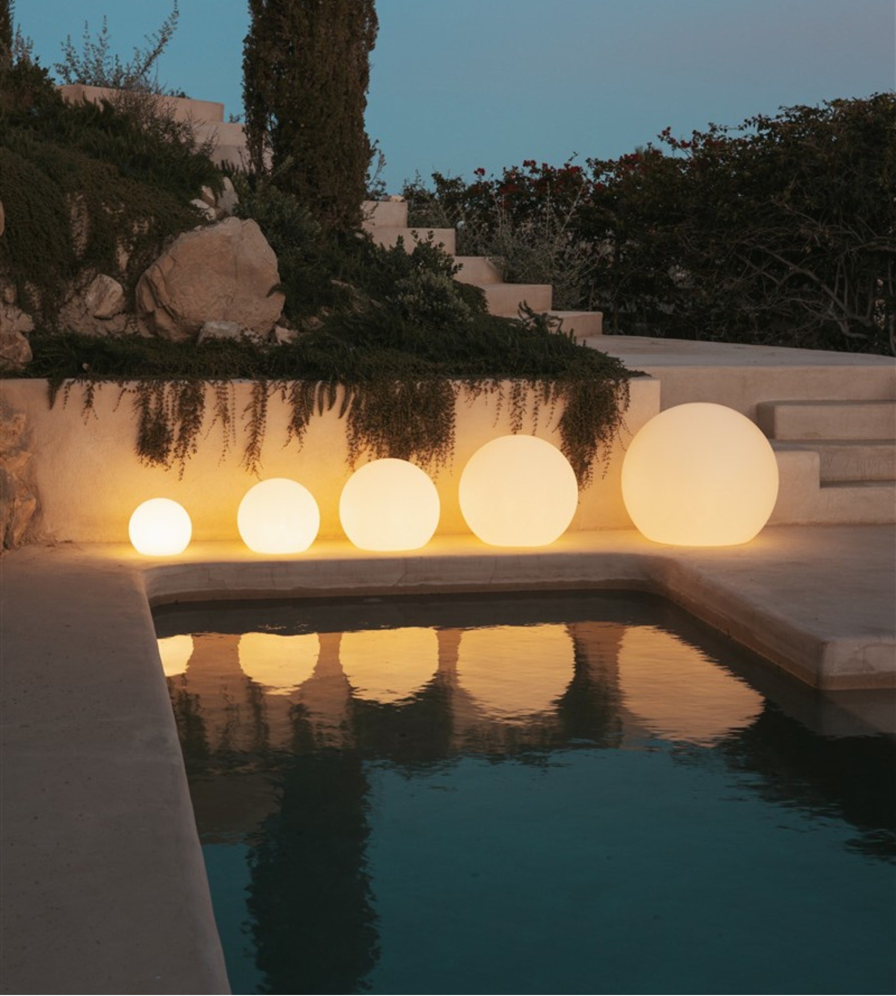 Boule lumineuse solaire et rechargeable BULY - RGB+CCT télécommandable - Extérieur et Intérieur - Lumihome