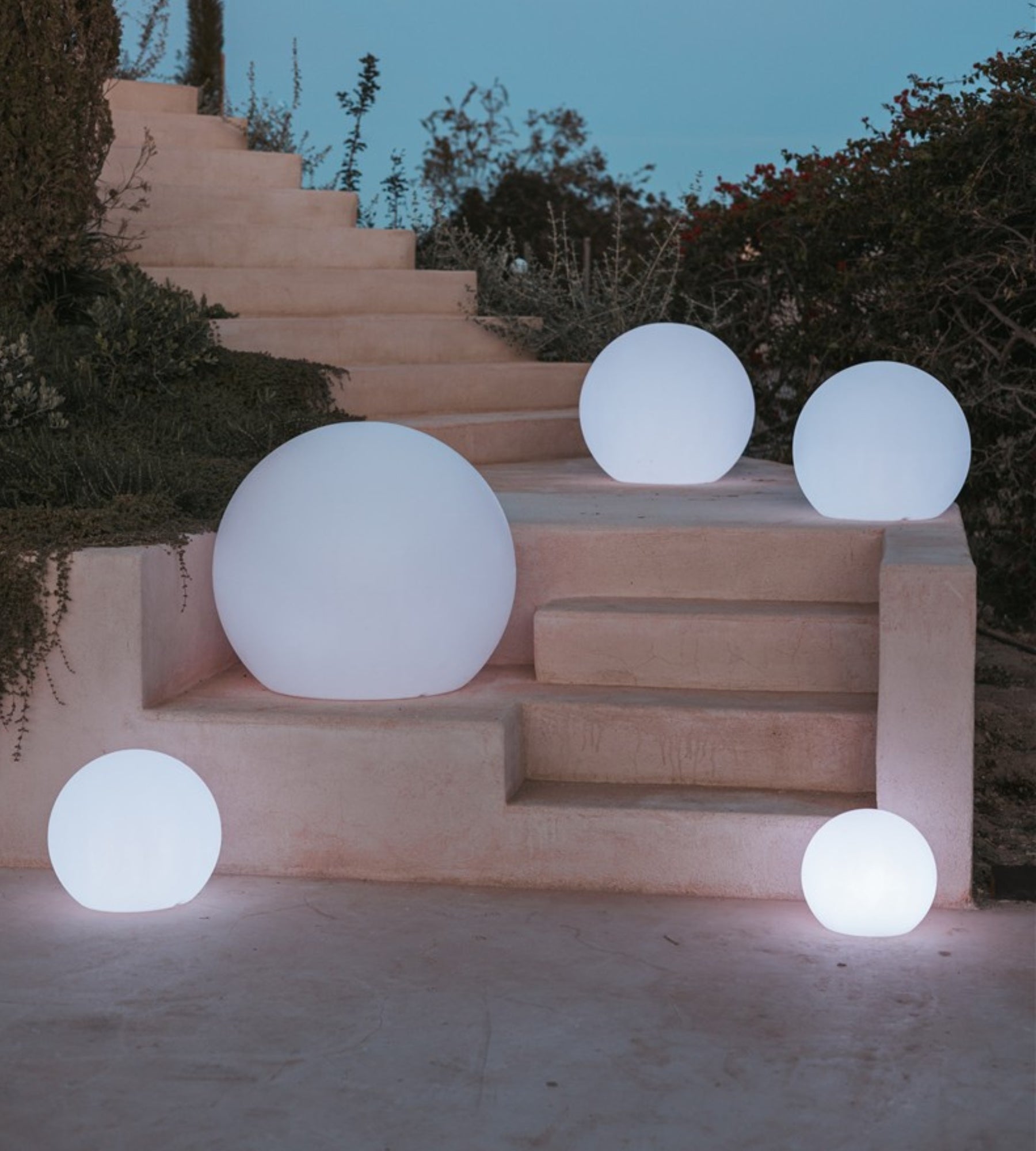 Boule lumineuse solaire et rechargeable BULY - RGB+CCT télécommandable - Extérieur et Intérieur - Lumihome