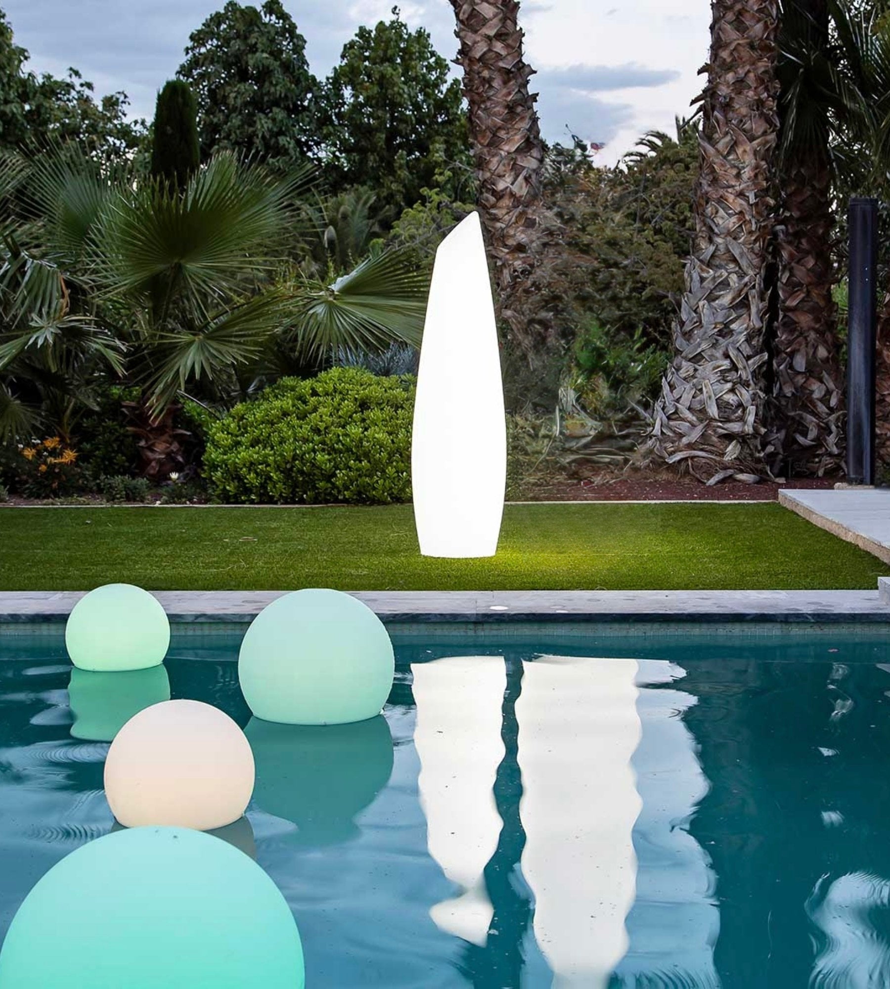 Lampadaire design rechargeable FREDO - Éclairage blanc et multicouleur réglable - Extérieur et Intérieur - Lumihome