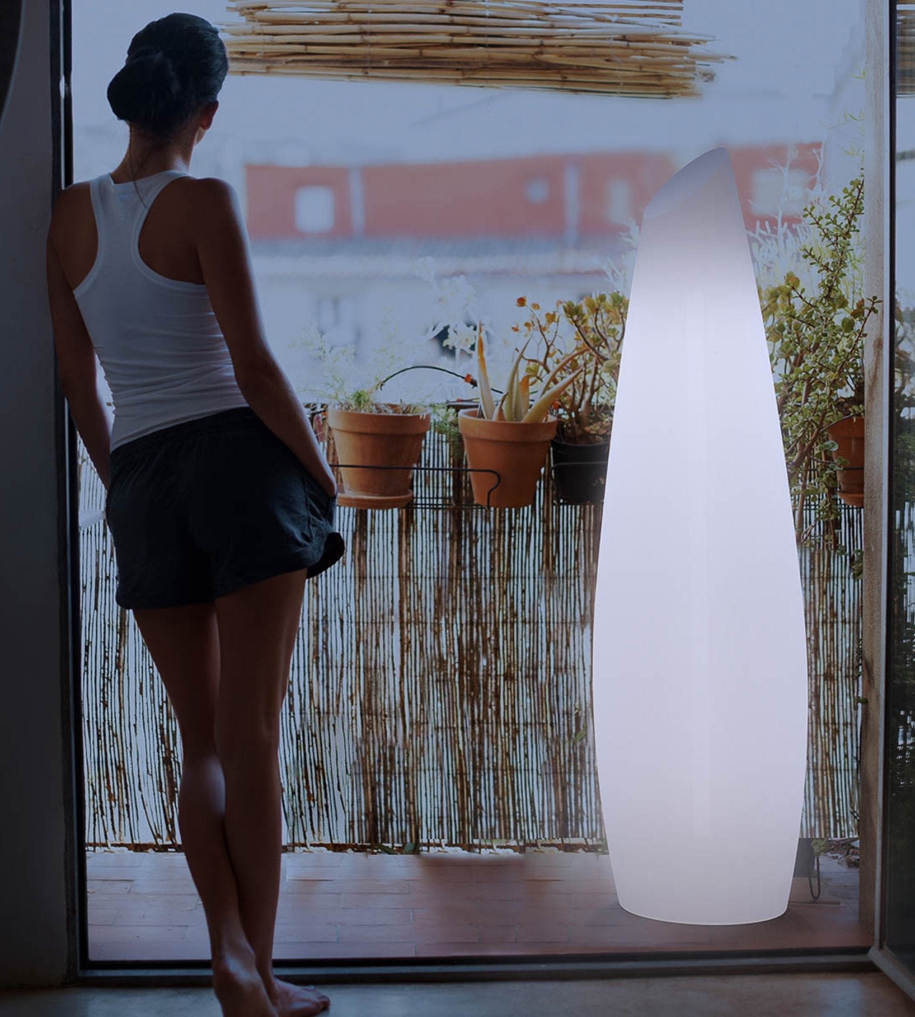 Lampadaire design rechargeable FREDO - Éclairage blanc et multicouleur réglable - Extérieur et Intérieur - Lumihome