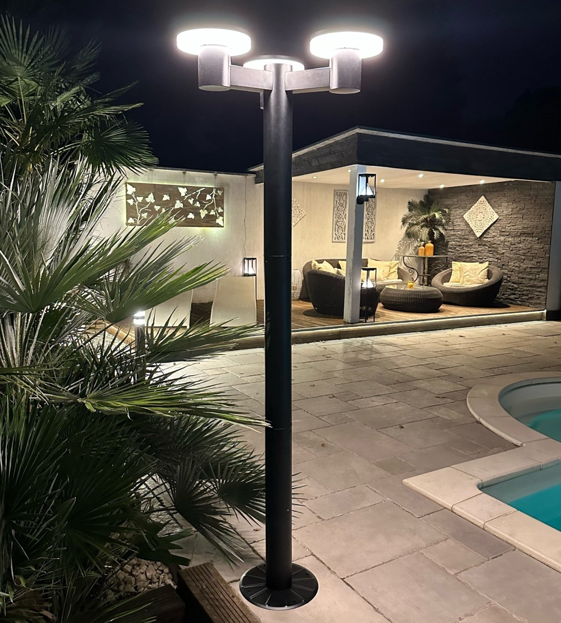 Lampadaire solaire Led ALTO 3000 - Hauteur 2m - Télécommandable - 300 à 3000 lumens - Lumihome
