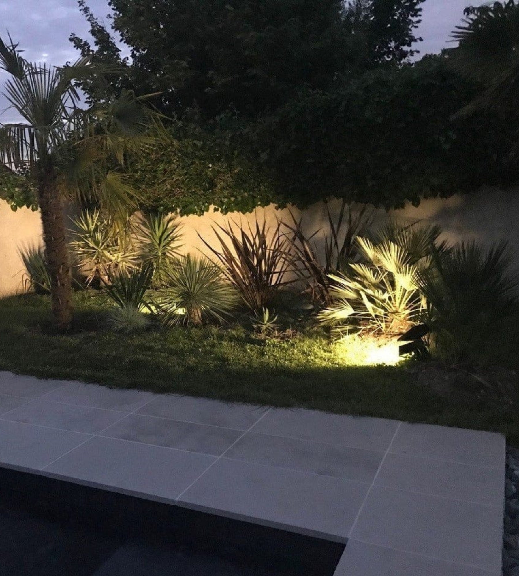 Projecteur led solaire ultra–puissant POWER–2000 - Détecteur de mouvements - 3 modes d'éclairage 200 à 1800 lumens