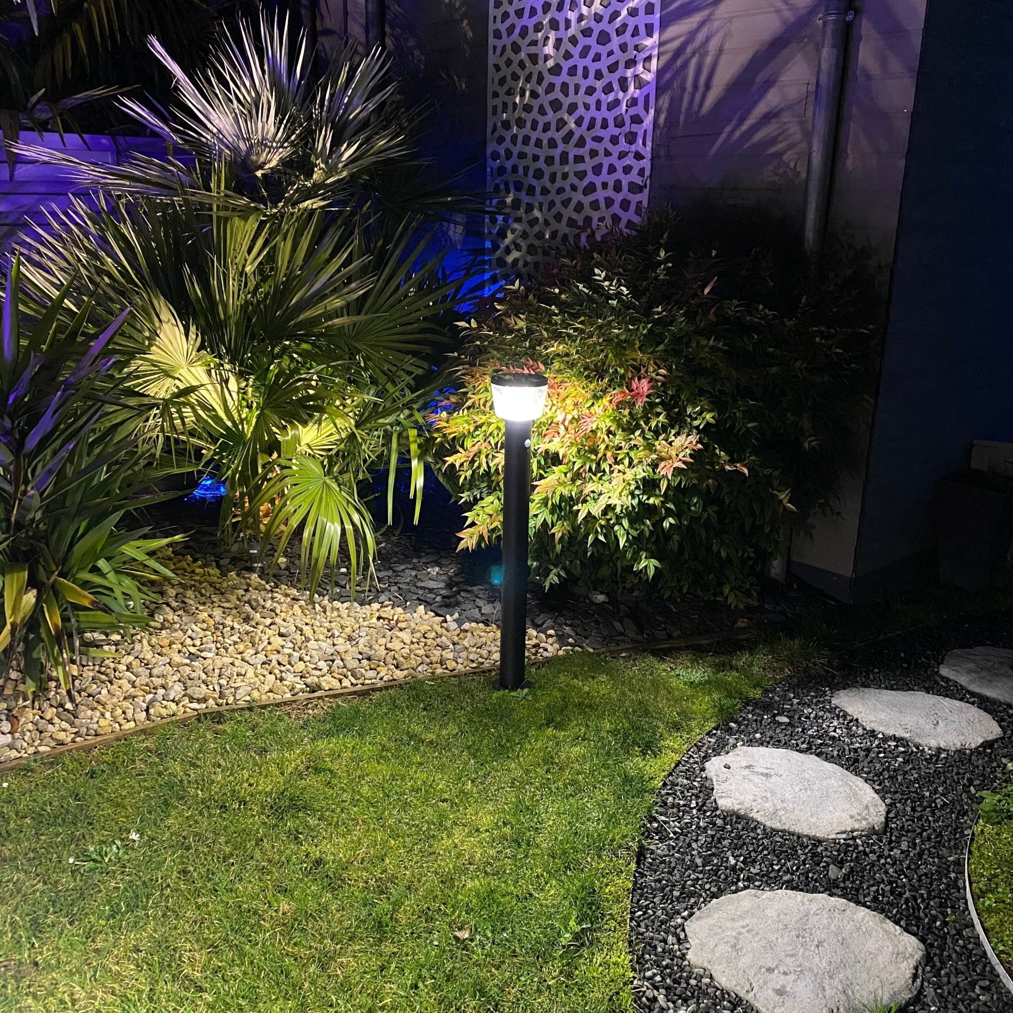 Borne Led solaire DUBLIN - Détecteur de mouvements - 3 modes d'éclairages - 75 à 600 lumens - Lumihome-France.com