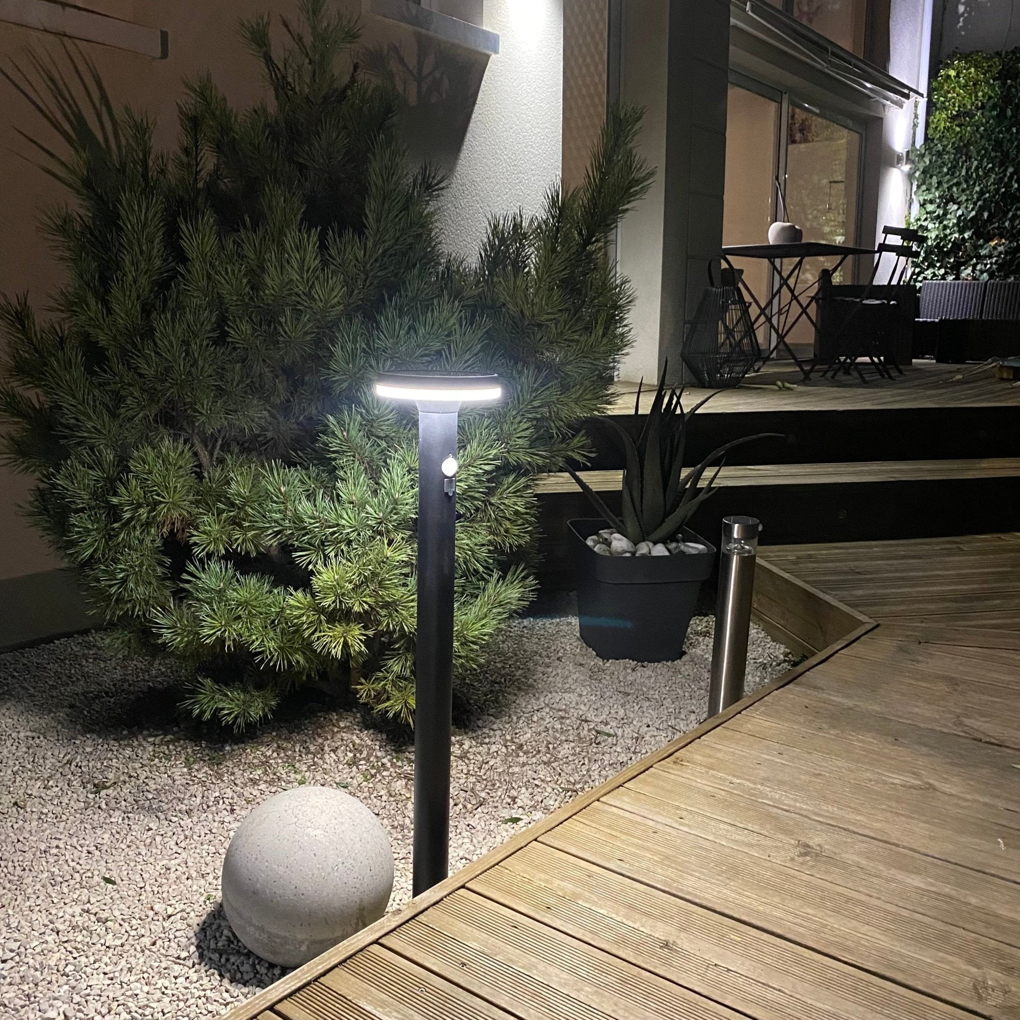 Borne Led solaire LIVING - Détecteur de mouvements - 3 modes d'éclairages 75 à 600 lumens - Lumihome