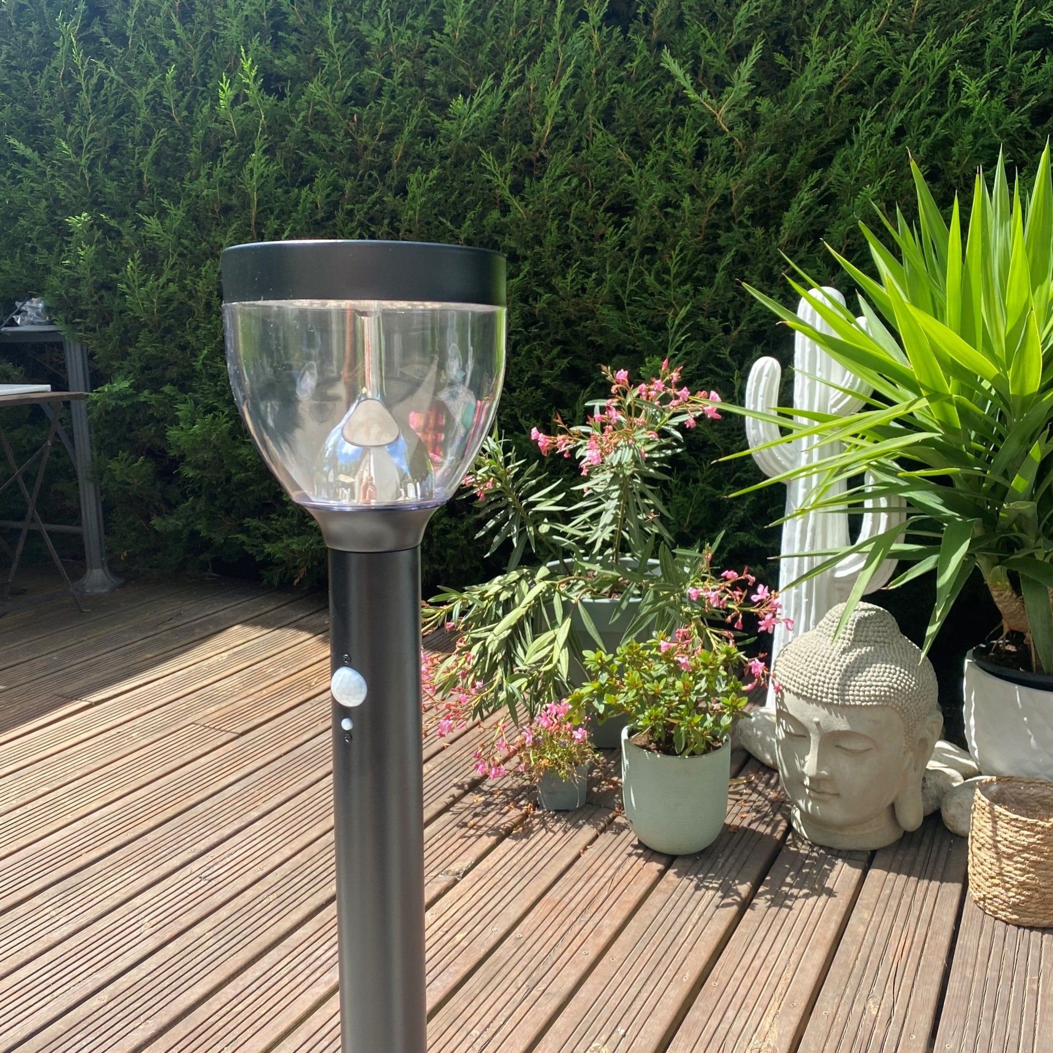 Borne solaire noire LUNA - Détecteur de mouvements - 3 modes d'éclairages de 75 à 600 lumens - Lumihome