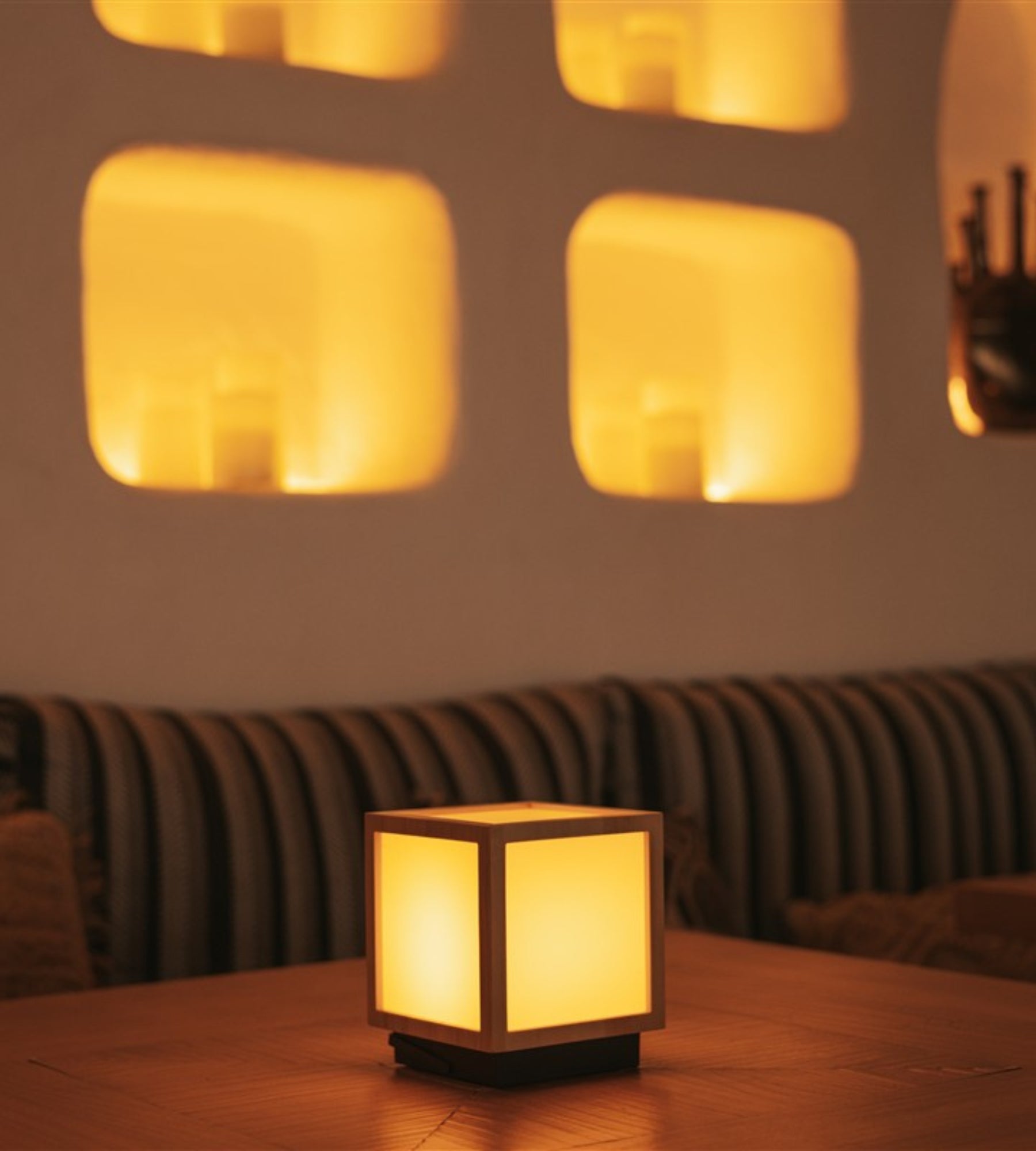 Tragbare kabellose Laterne VEGA - Würfelformat - Aufladbar über USB und Solar - Lumihome