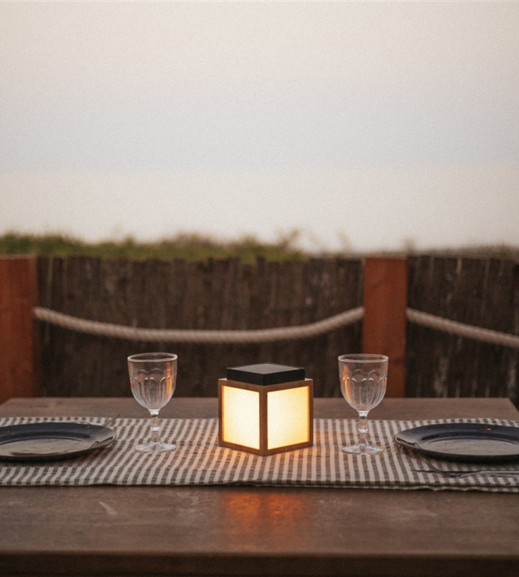 Tragbare kabellose Laterne VEGA - Würfelformat - Aufladbar über USB und Solar - Lumihome