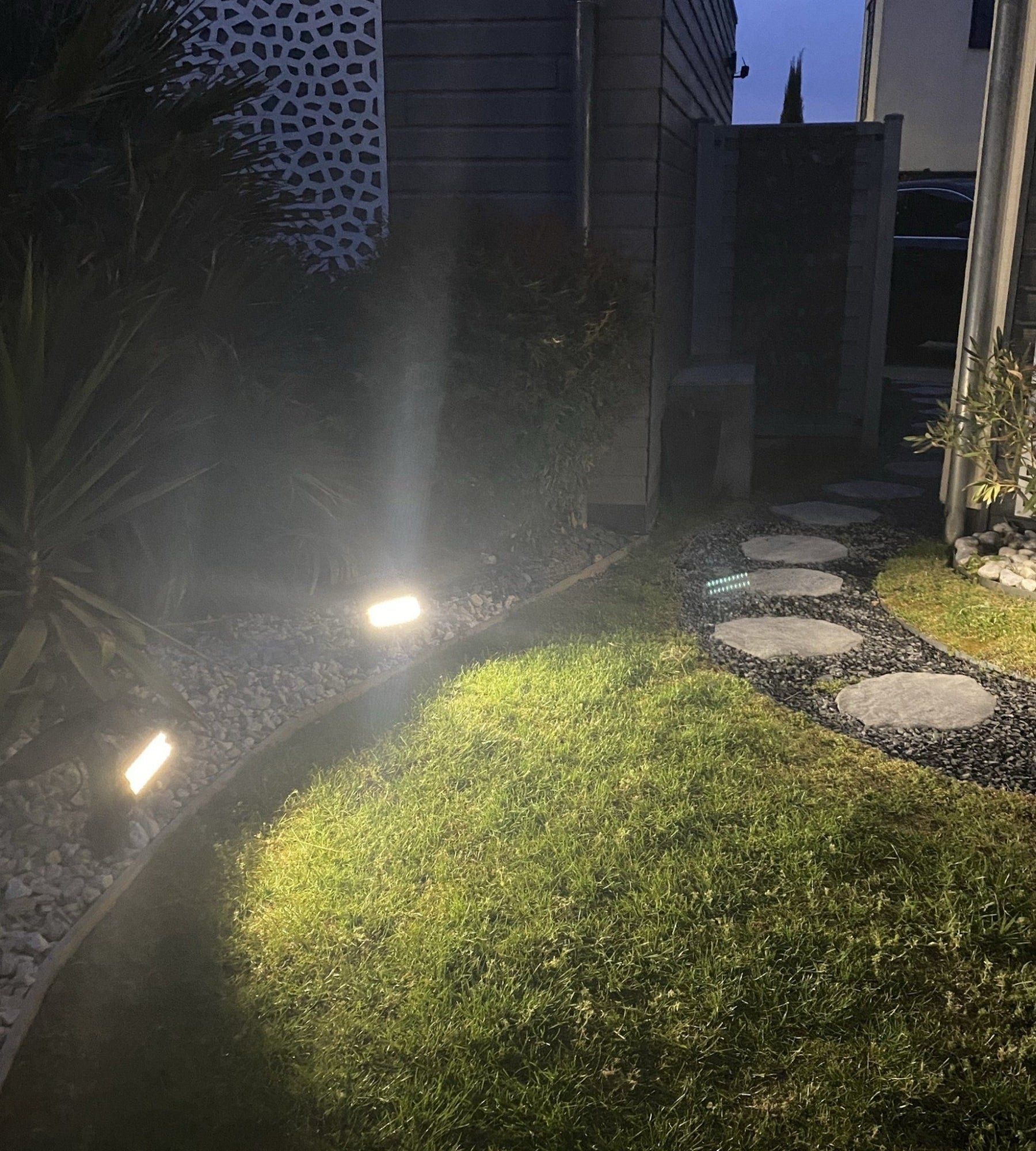 Extrem leistungsstarker Solar-LED-Scheinwerfer POWER-2000 - Bewegungsmelder - 3 Leuchtmodi 200 bis 1800 Lumen
