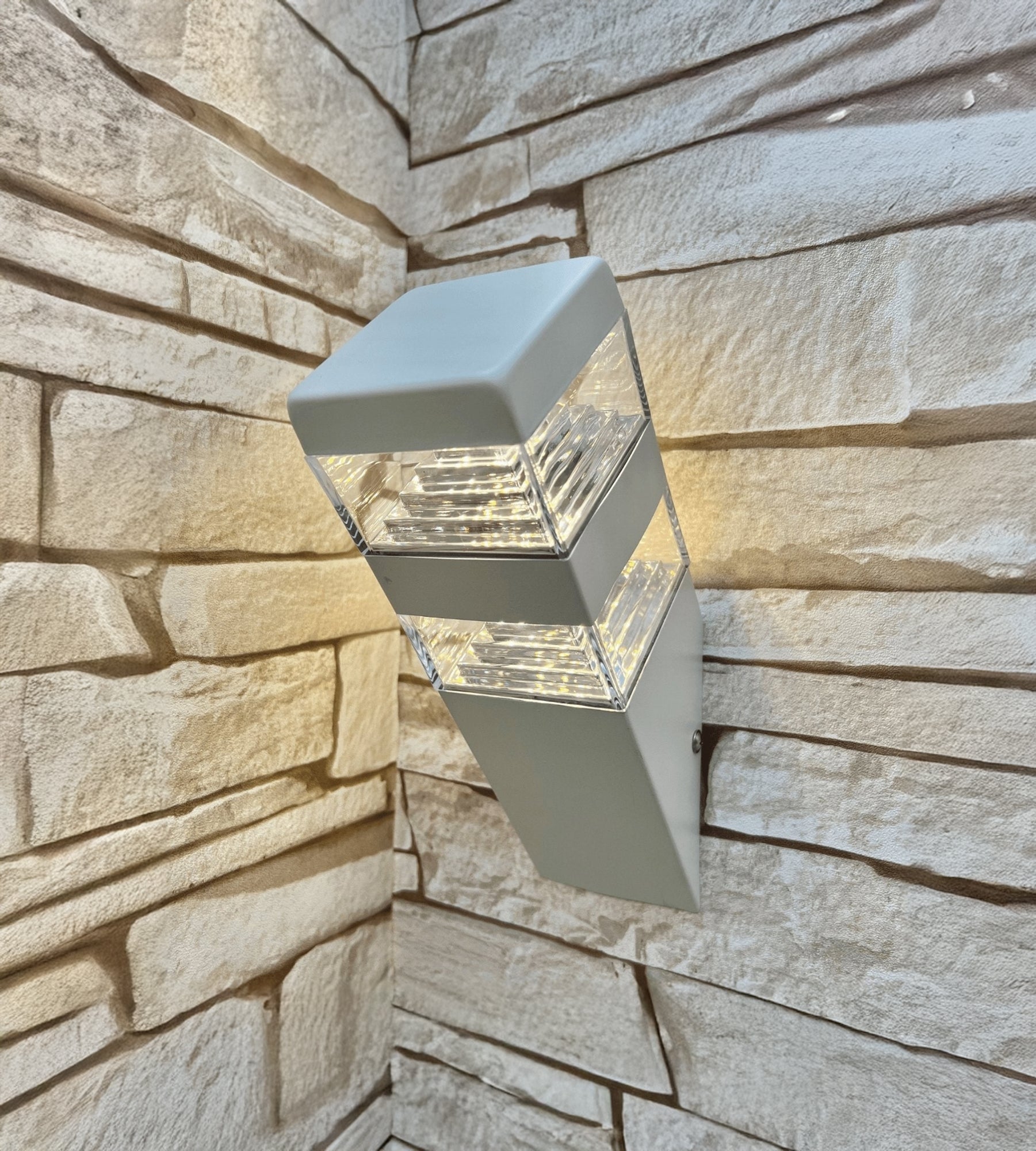 Led Pyramid wall lamp 1000 lumens - 32 leds - 230V