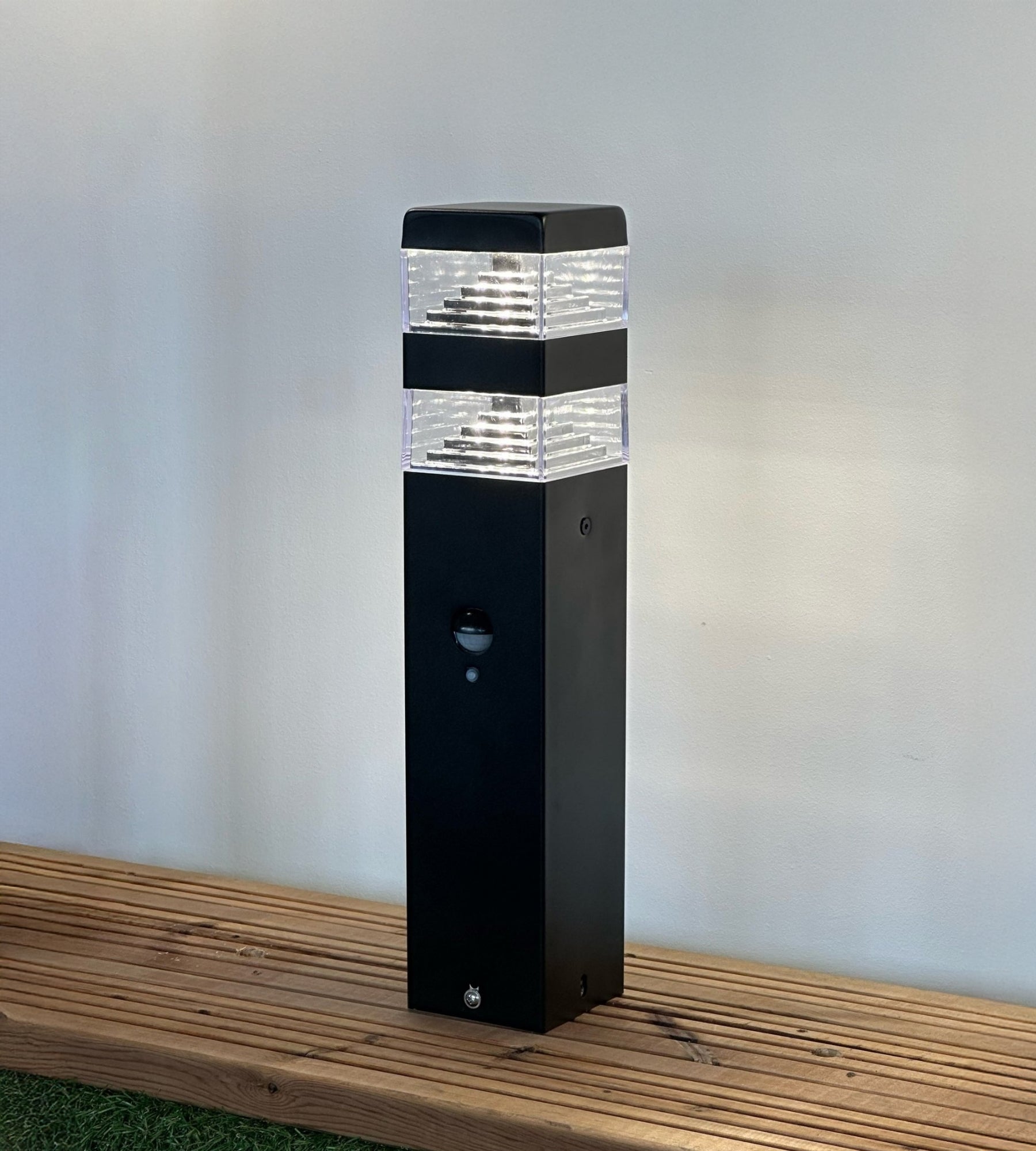 Pyramid 32 Led bollard with detector - Lumihome