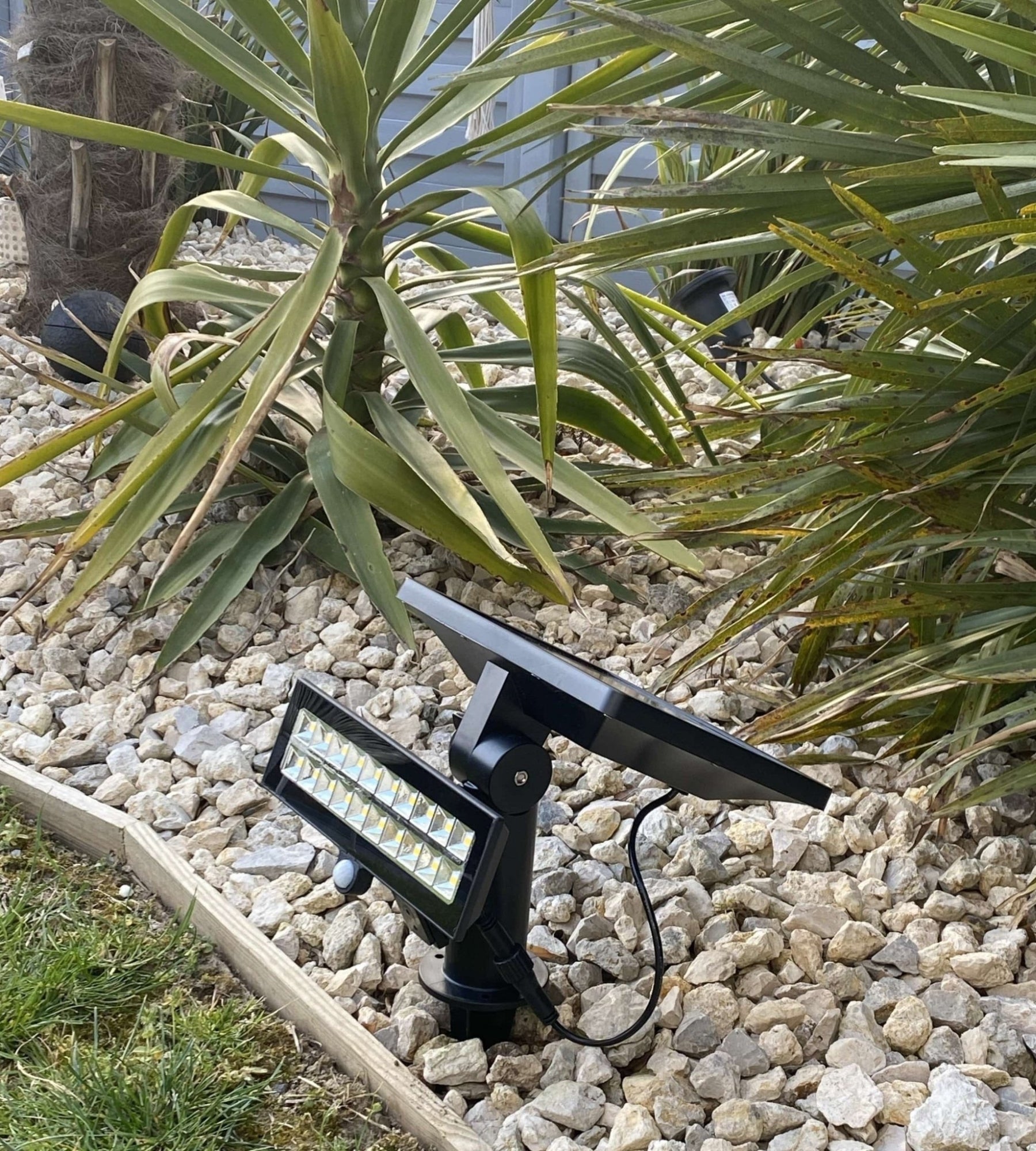 POWER-2000 ultra-powerful solar LED spotlight - Motion detector - 3 lighting modes 200 to 1800 lumens