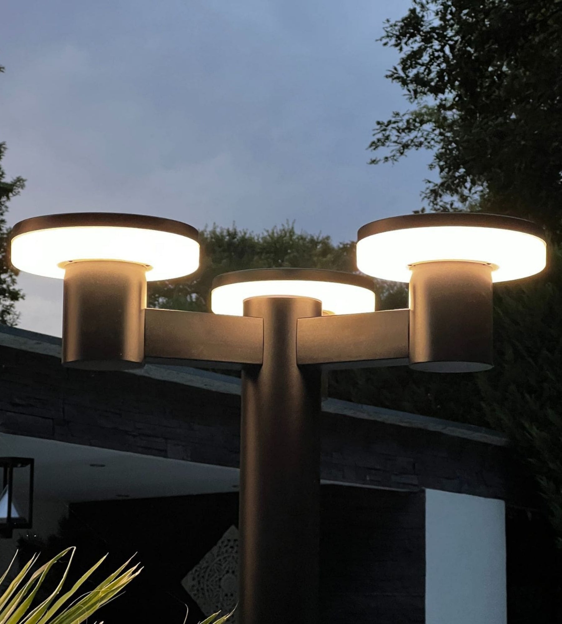 Farola solar Led ALTO 3000 - Altura 2m - Mando a distancia - 300 a 3000 lúmenes