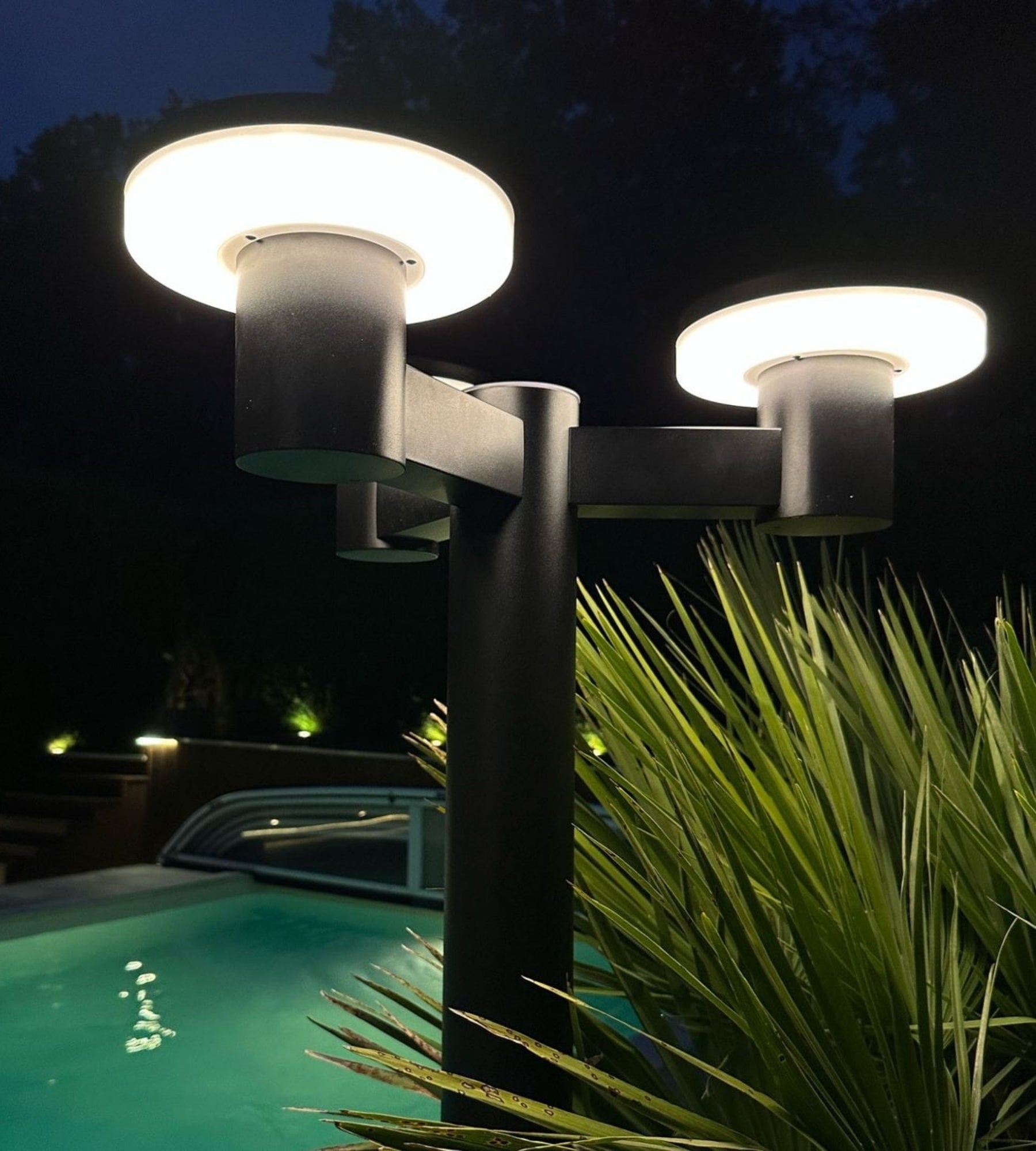 Farola solar Led ALTO 3000 - Altura 2m - Mando a distancia - 300 a 3000 lúmenes