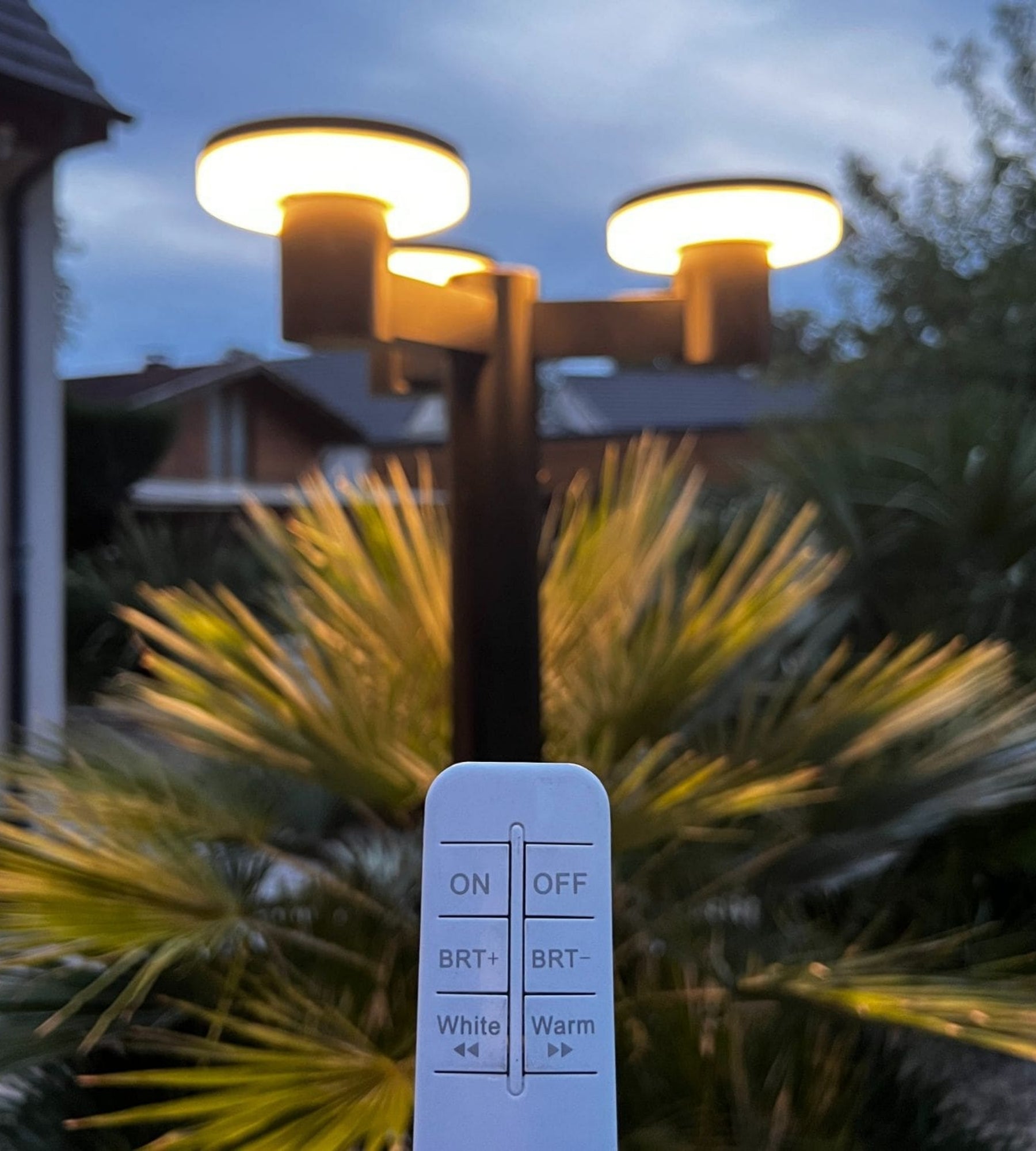 Farola solar Led ALTO 3000 - Altura 2m - Mando a distancia - 300 a 3000 lúmenes