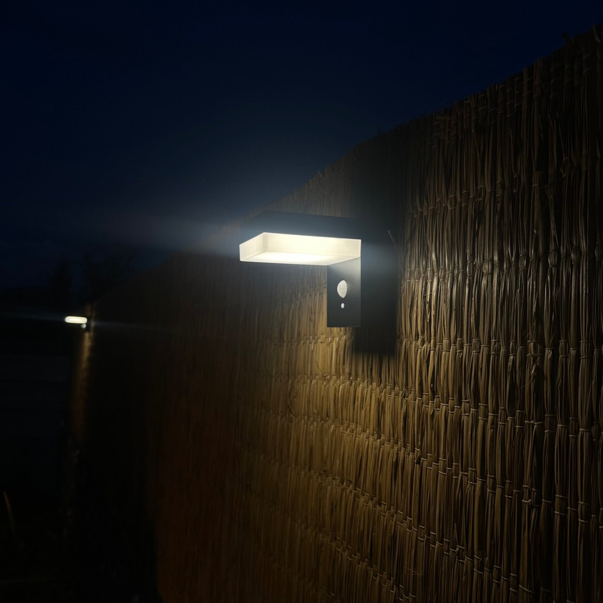 Aplique solar exterior VENUS - Detector de movimiento - 3 modos de iluminación de 75 a 600 lúmenes - Lumihome-France.com